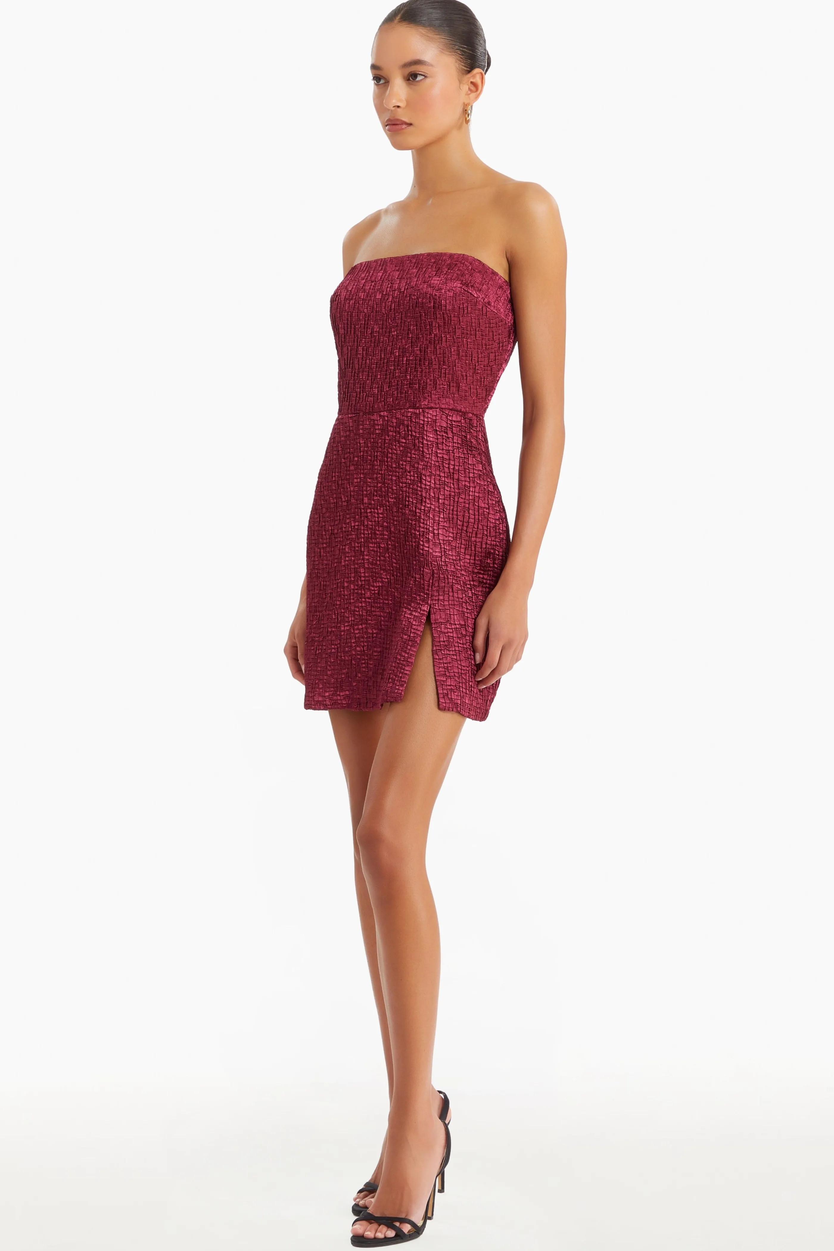 Amanda Uprichard Vestito Elegante Arely - Abito da Sera con Ricami, Primavera Estate 2024 Collezione, Taglio Adrenalina in Tessuto Fluido Bordeaux, Scollo a Cuore e Confezione Premium