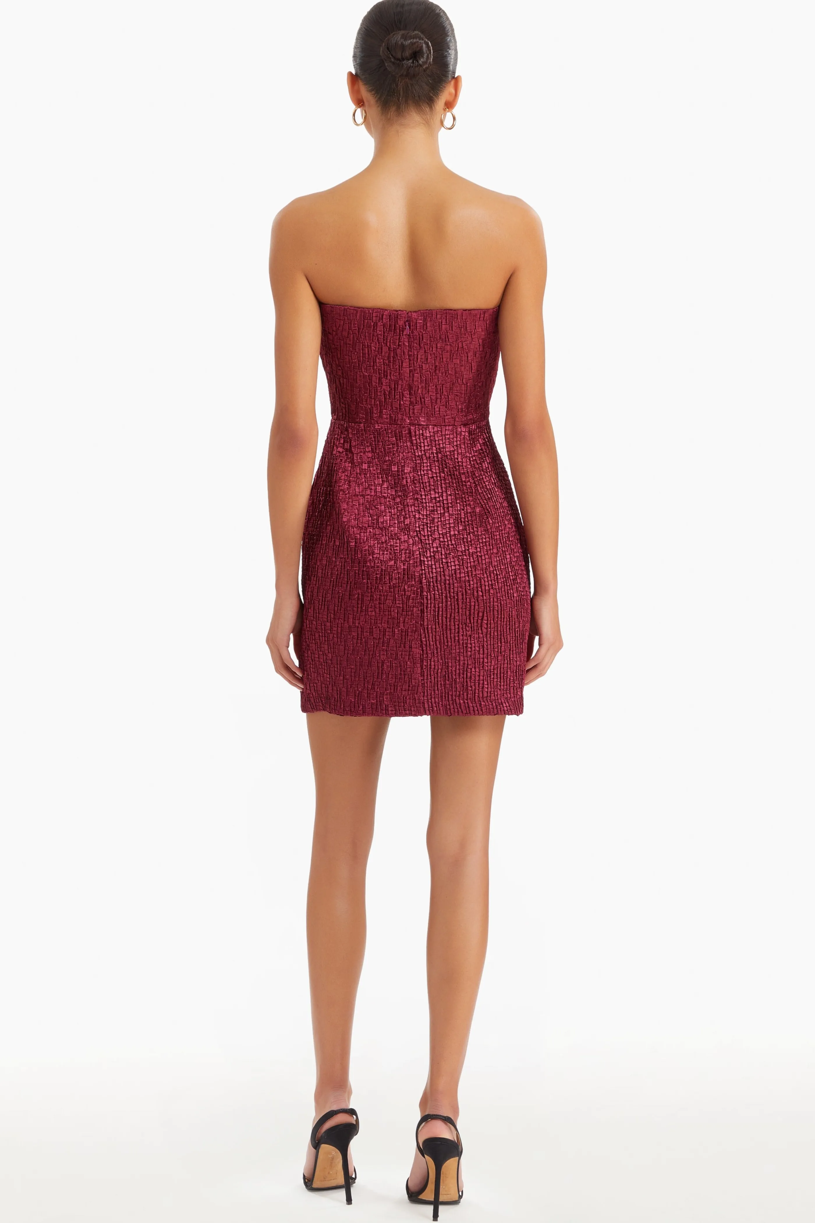 Amanda Uprichard Vestito Elegante Arely - Abito da Sera con Ricami, Primavera Estate 2024 Collezione, Taglio Adrenalina in Tessuto Fluido Bordeaux, Scollo a Cuore e Confezione Premium
