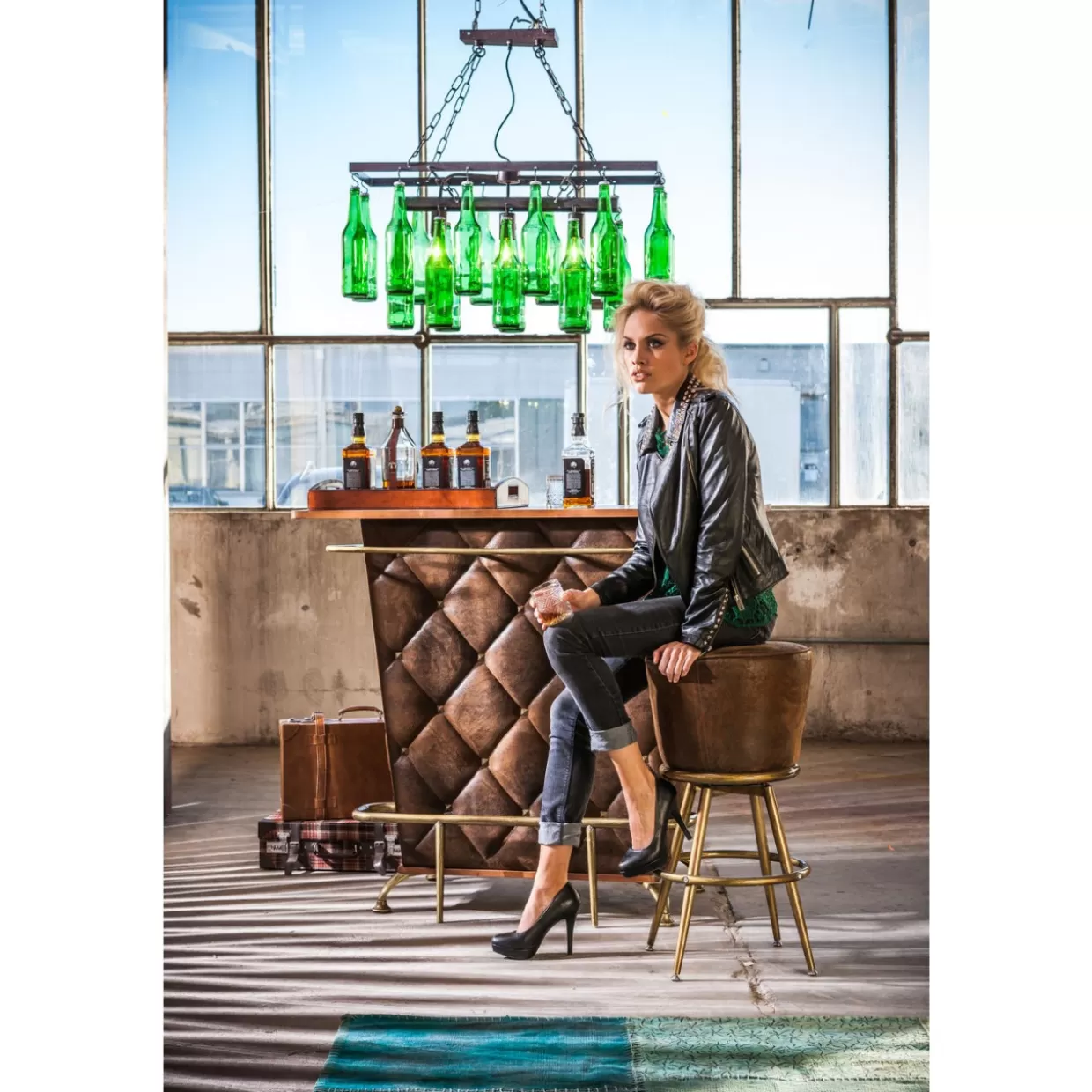 KARE Complemento d'Arredo Bar Signora - Tavolo Stile Rock Retrò con Design Iconico

：1. ，；2. ；3. 