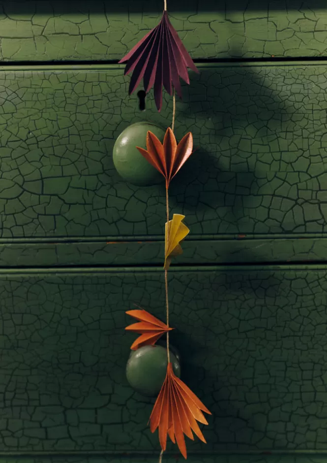 Ghirlanda Elegante in Carta a Petali con Effetto Concertina - Decorazioni Natalizie Fatte a Mano per Atmosfere Festive, Confezione Regalo Ideale per Alberi e Ambienti