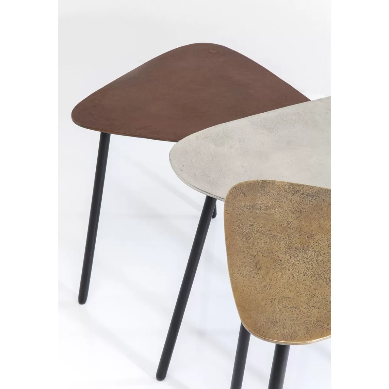 Trio di tavolini industriali con struttura triangolare - KARE Design per soggiorni vintage

Set esclusivo da 3 tavolini da caffè in stile loft retrò - Design triangolare industriale KARE

Tavolini KARE Design con effetto vissuto - Triangolo metallico per arredamento elegante (Set 3 pezzi)

Tavolini da salotto con dettagli triangolari industriali - KARE Vintage Collection (Confezione tripla)