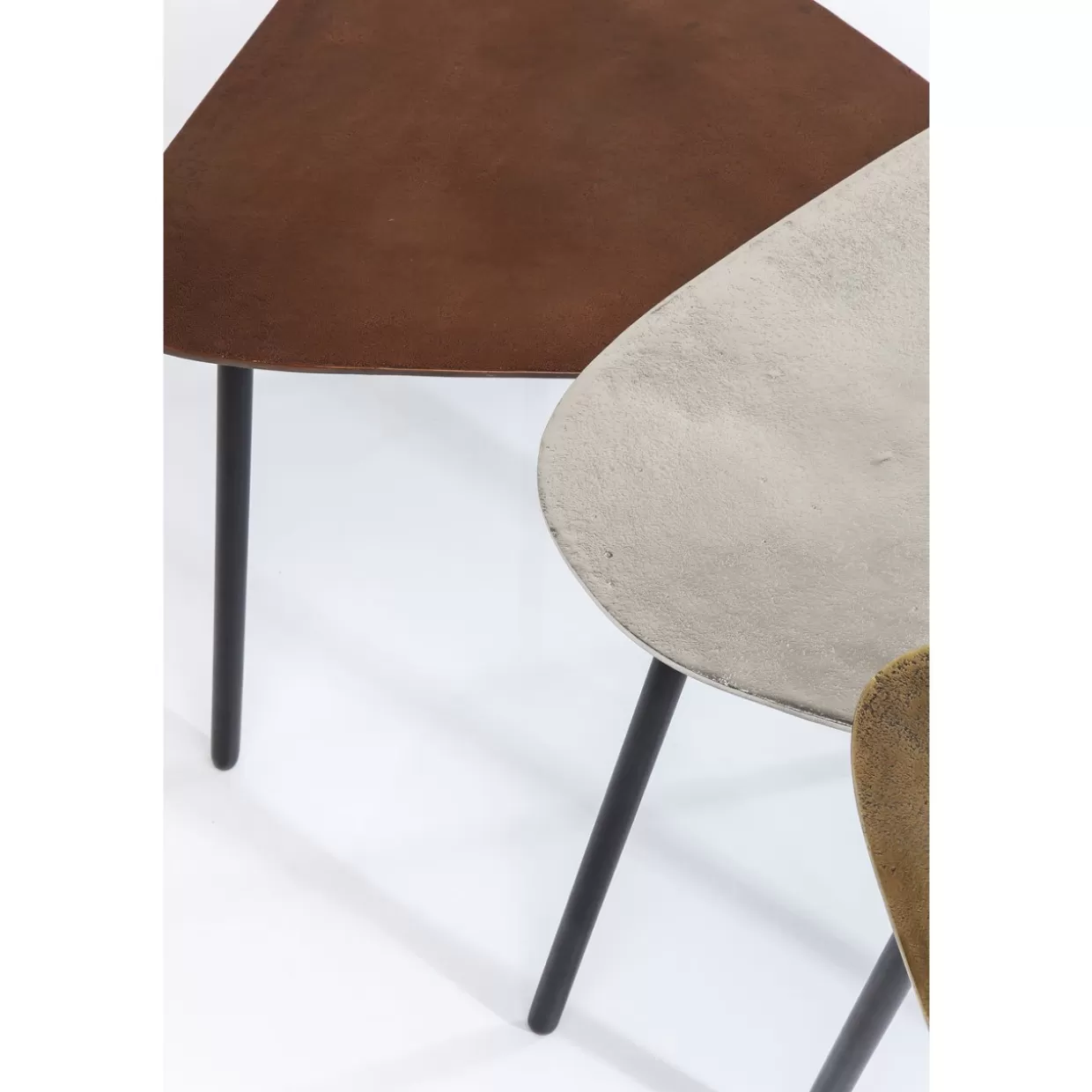 Trio di tavolini industriali con struttura triangolare - KARE Design per soggiorni vintage

Set esclusivo da 3 tavolini da caffè in stile loft retrò - Design triangolare industriale KARE

Tavolini KARE Design con effetto vissuto - Triangolo metallico per arredamento elegante (Set 3 pezzi)

Tavolini da salotto con dettagli triangolari industriali - KARE Vintage Collection (Confezione tripla)