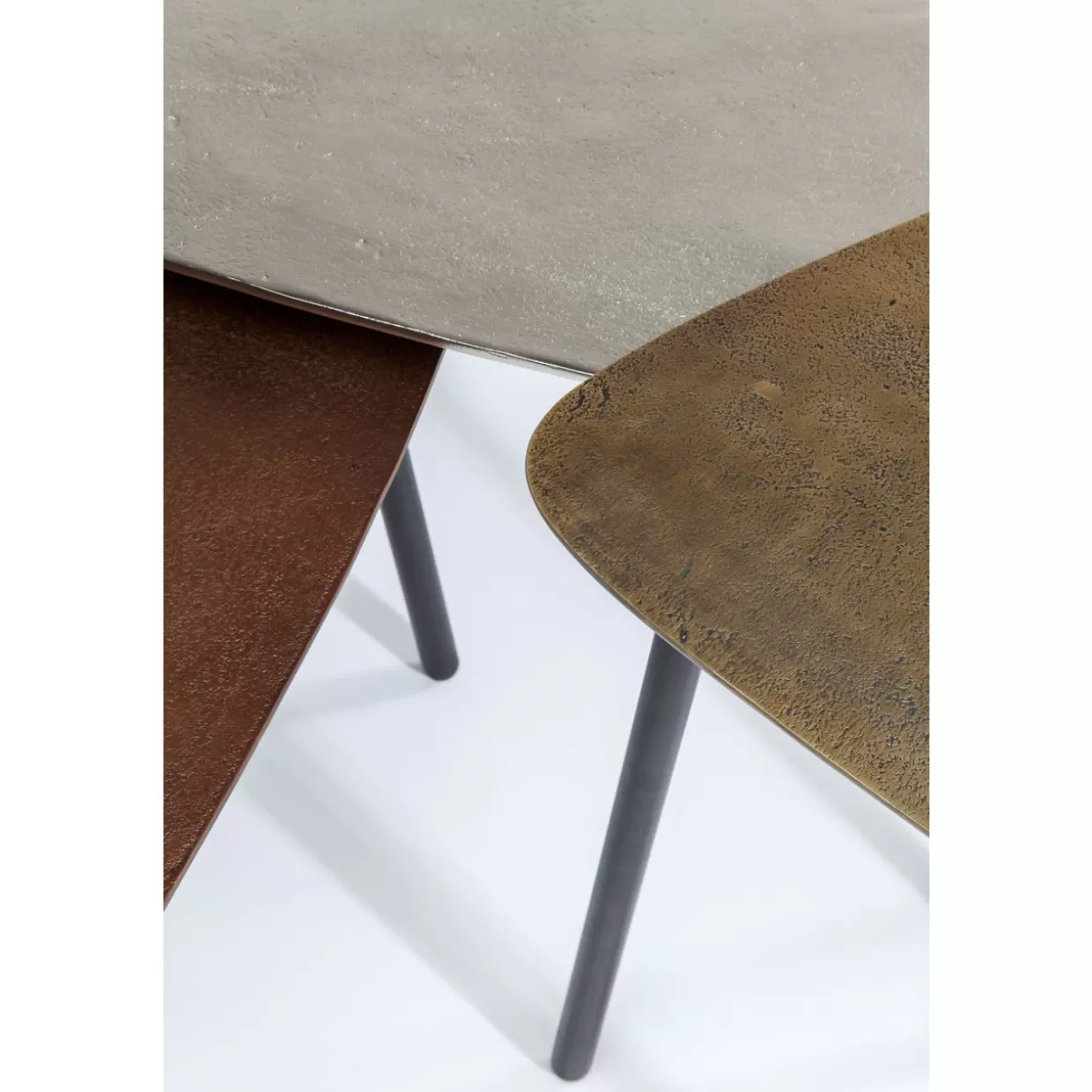 Trio di tavolini industriali con struttura triangolare - KARE Design per soggiorni vintage

Set esclusivo da 3 tavolini da caffè in stile loft retrò - Design triangolare industriale KARE

Tavolini KARE Design con effetto vissuto - Triangolo metallico per arredamento elegante (Set 3 pezzi)

Tavolini da salotto con dettagli triangolari industriali - KARE Vintage Collection (Confezione tripla)