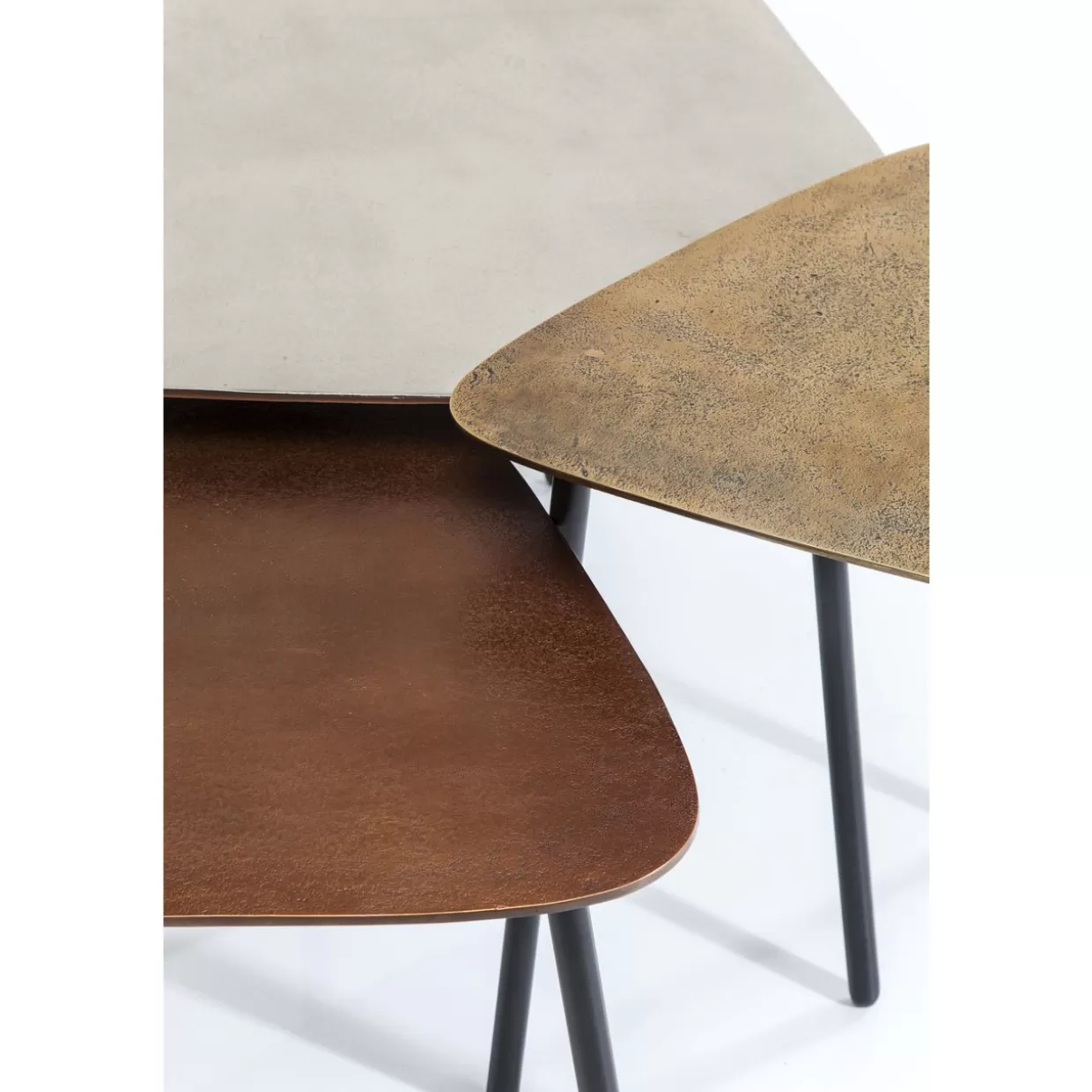 Trio di tavolini industriali con struttura triangolare - KARE Design per soggiorni vintage

Set esclusivo da 3 tavolini da caffè in stile loft retrò - Design triangolare industriale KARE

Tavolini KARE Design con effetto vissuto - Triangolo metallico per arredamento elegante (Set 3 pezzi)

Tavolini da salotto con dettagli triangolari industriali - KARE Vintage Collection (Confezione tripla)
