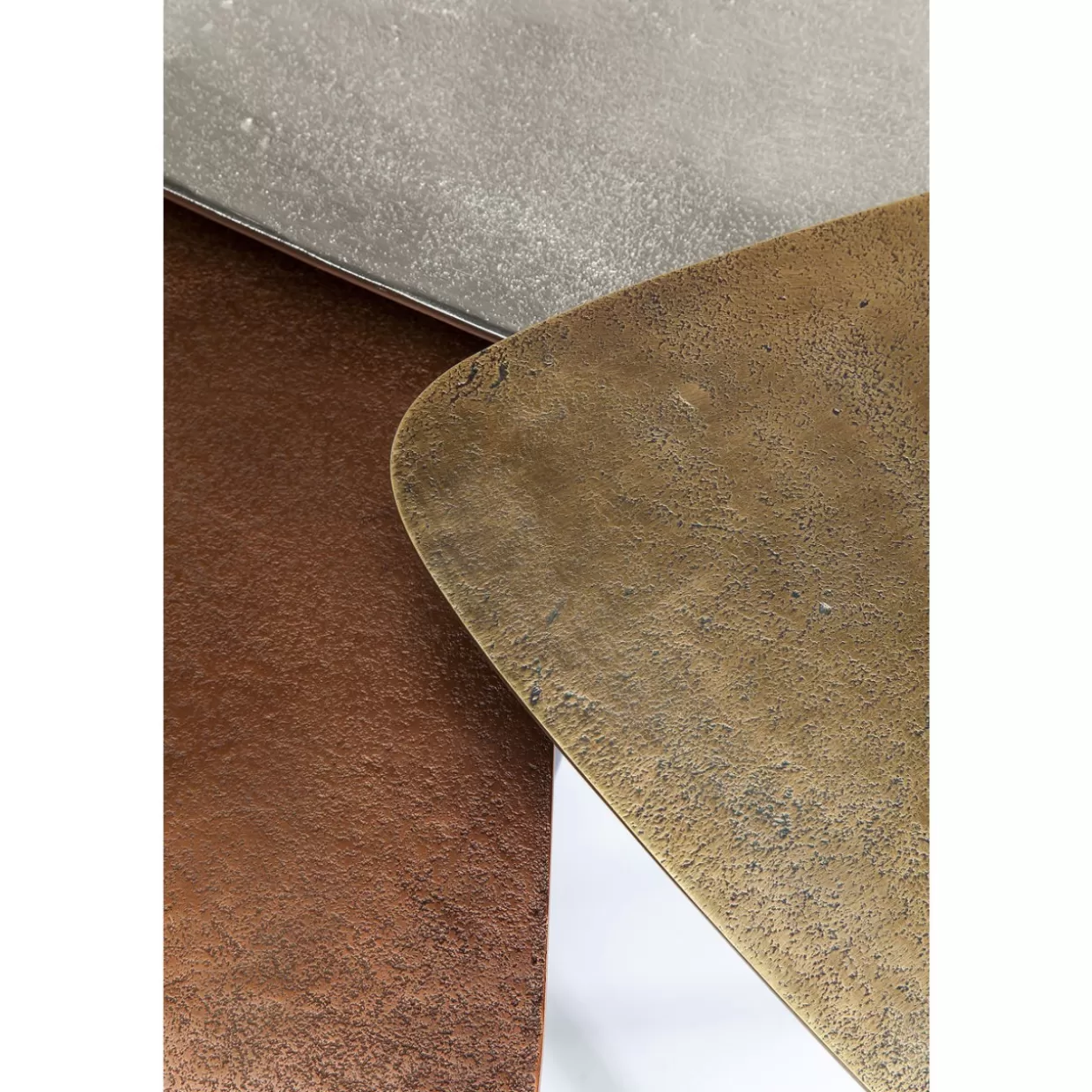 Trio di tavolini industriali con struttura triangolare - KARE Design per soggiorni vintage

Set esclusivo da 3 tavolini da caffè in stile loft retrò - Design triangolare industriale KARE

Tavolini KARE Design con effetto vissuto - Triangolo metallico per arredamento elegante (Set 3 pezzi)

Tavolini da salotto con dettagli triangolari industriali - KARE Vintage Collection (Confezione tripla)