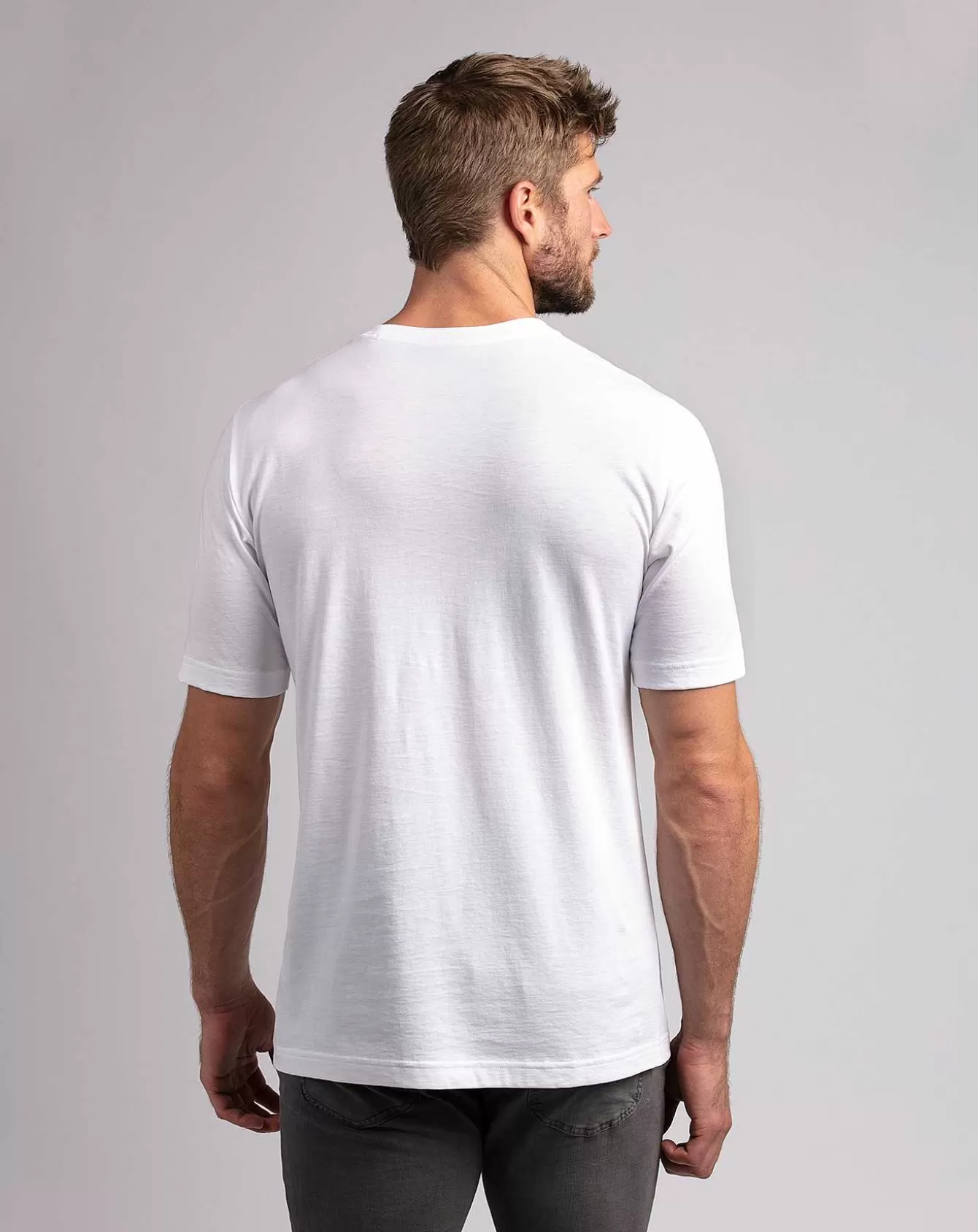 Magliette Comode per Fisico Rilassato - Abbina Stile e Comfort Casual per Uomo Moderno

Abbraccia il comfort quotidiano con le nostre t-shirt oversize progettate per chi ama vivere senza rinunce. Taglio studiato per valorizzare silhouette naturali, disponibili in tonalità neutre per un look urbano senza sforzi.