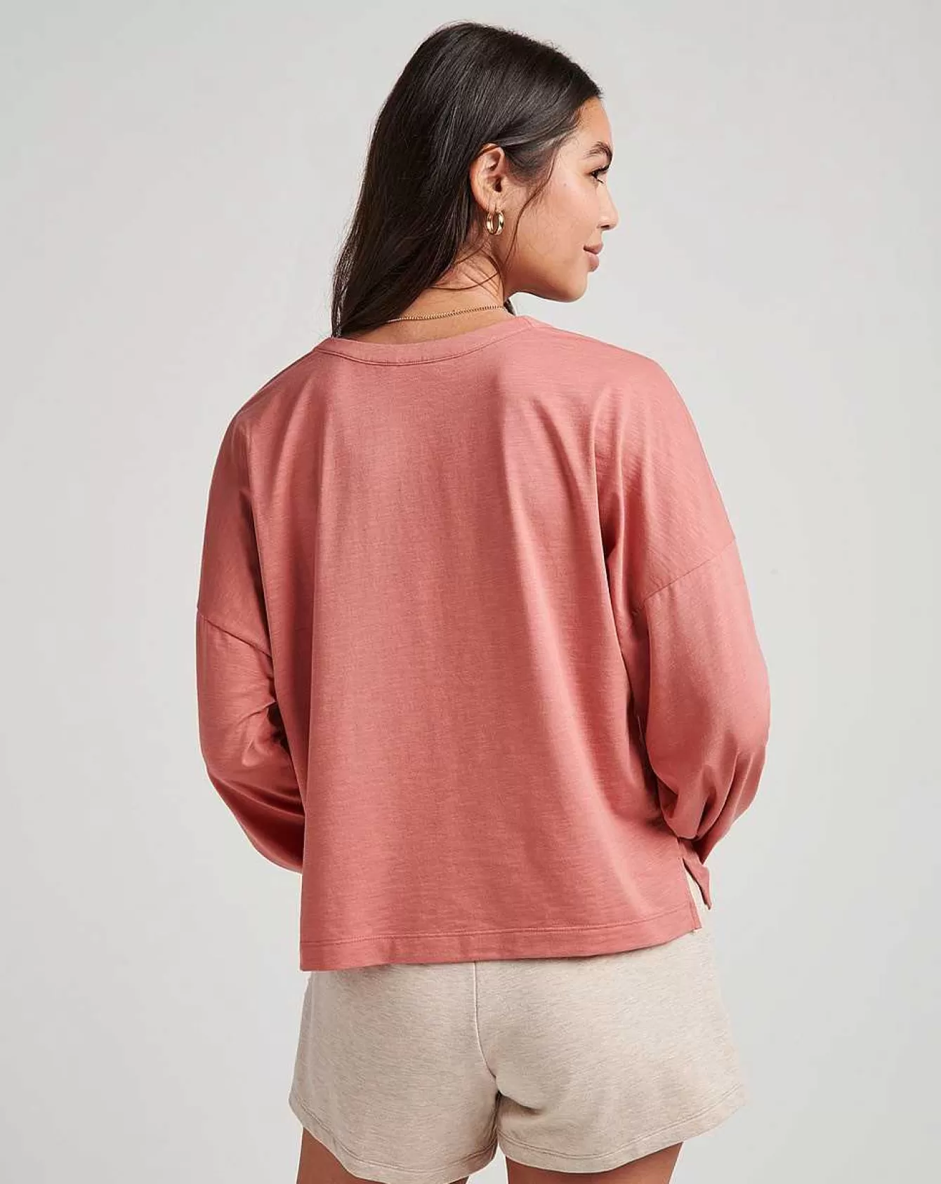 1. Maglie e Tops Coordinati per una Serata Indimenticabile con le Amiche  
2. Look da Sogno per Uscire con le Ragazze: T-Shirt e Canottiere Trendy  
3. Abbinamenti Perfetti per le Notti in Città - Collezione Top da Donna  
4. Outfit Divertenti per le Serate tra Migliori Amiche: Scelte Comode e Alla Moda  
5. T-Shirt Accattivanti e Canotte Coordinate - Il Must Have per le Avventure Notturne con le Compagne
