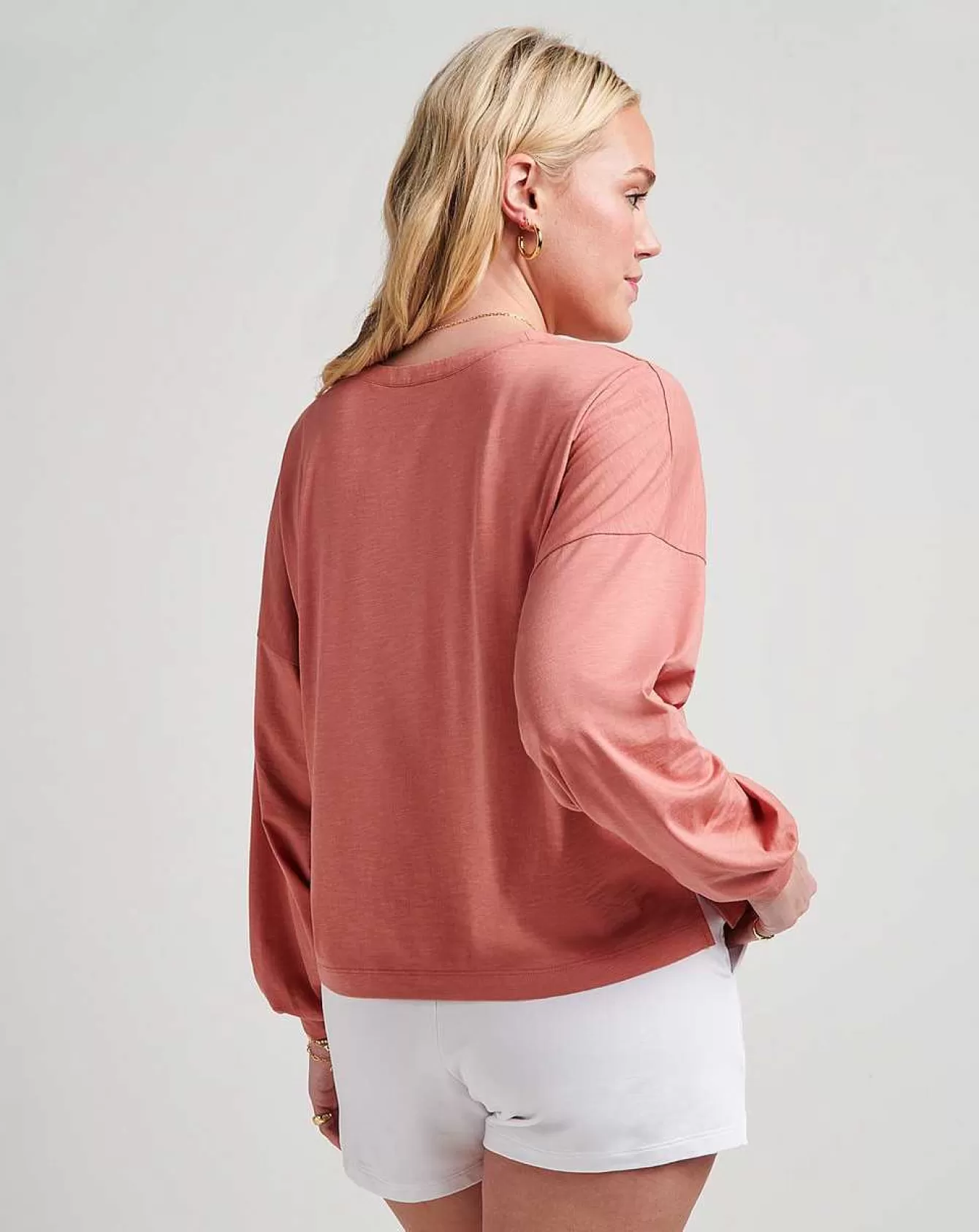1. Maglie e Tops Coordinati per una Serata Indimenticabile con le Amiche  
2. Look da Sogno per Uscire con le Ragazze: T-Shirt e Canottiere Trendy  
3. Abbinamenti Perfetti per le Notti in Città - Collezione Top da Donna  
4. Outfit Divertenti per le Serate tra Migliori Amiche: Scelte Comode e Alla Moda  
5. T-Shirt Accattivanti e Canotte Coordinate - Il Must Have per le Avventure Notturne con le Compagne