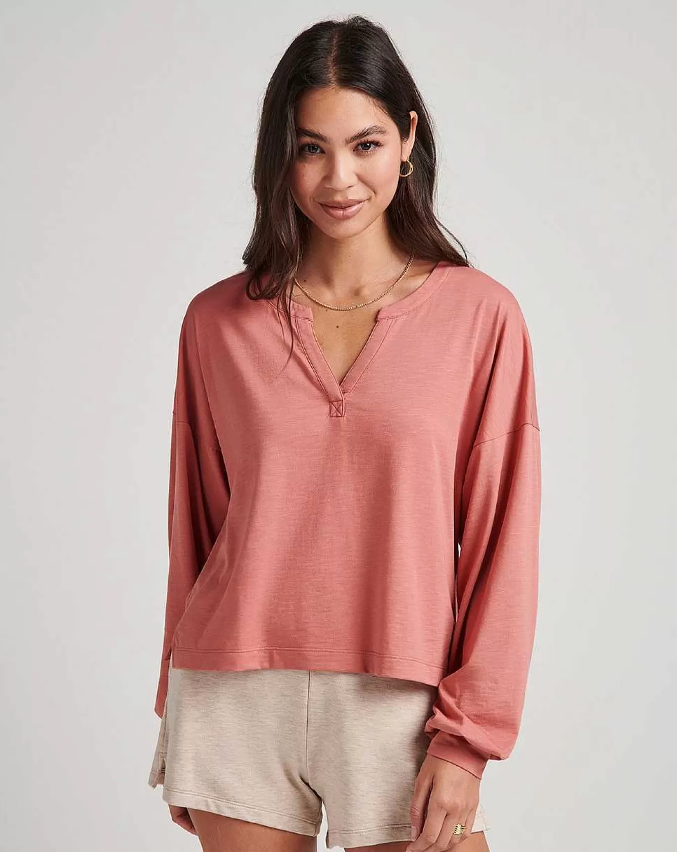 1. Maglie e Tops Coordinati per una Serata Indimenticabile con le Amiche  
2. Look da Sogno per Uscire con le Ragazze: T-Shirt e Canottiere Trendy  
3. Abbinamenti Perfetti per le Notti in Città - Collezione Top da Donna  
4. Outfit Divertenti per le Serate tra Migliori Amiche: Scelte Comode e Alla Moda  
5. T-Shirt Accattivanti e Canotte Coordinate - Il Must Have per le Avventure Notturne con le Compagne