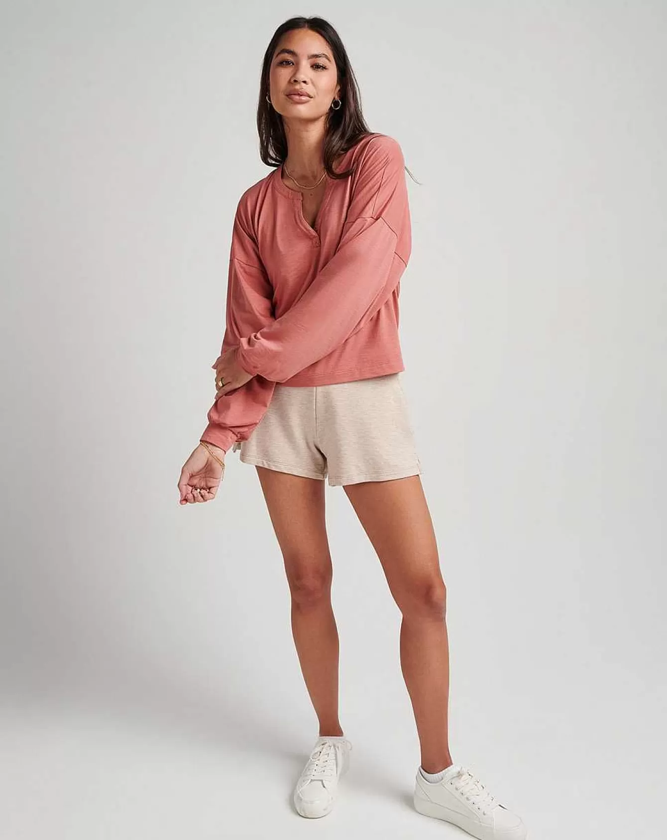 1. Maglie e Tops Coordinati per una Serata Indimenticabile con le Amiche  
2. Look da Sogno per Uscire con le Ragazze: T-Shirt e Canottiere Trendy  
3. Abbinamenti Perfetti per le Notti in Città - Collezione Top da Donna  
4. Outfit Divertenti per le Serate tra Migliori Amiche: Scelte Comode e Alla Moda  
5. T-Shirt Accattivanti e Canotte Coordinate - Il Must Have per le Avventure Notturne con le Compagne
