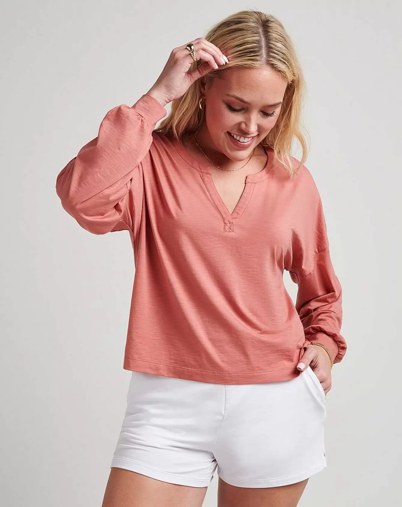 1. Maglie e Tops Coordinati per una Serata Indimenticabile con le Amiche  
2. Look da Sogno per Uscire con le Ragazze: T-Shirt e Canottiere Trendy  
3. Abbinamenti Perfetti per le Notti in Città - Collezione Top da Donna  
4. Outfit Divertenti per le Serate tra Migliori Amiche: Scelte Comode e Alla Moda  
5. T-Shirt Accattivanti e Canotte Coordinate - Il Must Have per le Avventure Notturne con le Compagne