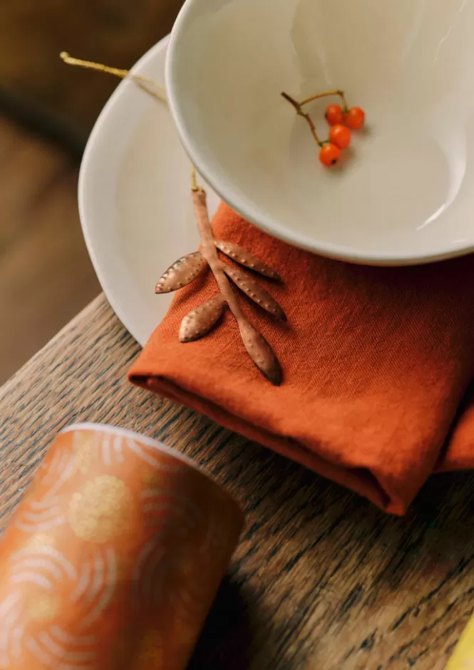 Decorazioni Natalizie Artigianali in Metallo Battuto - Rametti Floreali Martellati per un Arredamento Festivo con Stile Rustico (Linea Outlet)