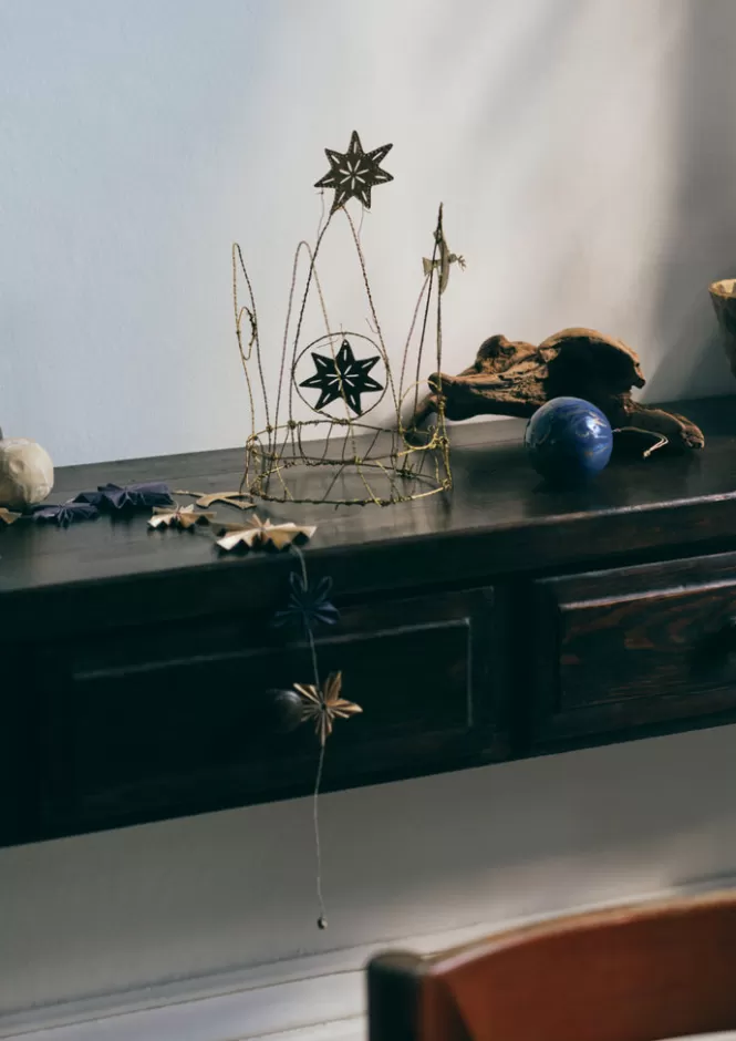 Stella Luminosa in Metallo Martellato - Decorazione Natalizia Artigianale per l'Albero e la Casa, Confezione Regalo Esclusiva (Edizione Festiva a Tiratura Limitata)