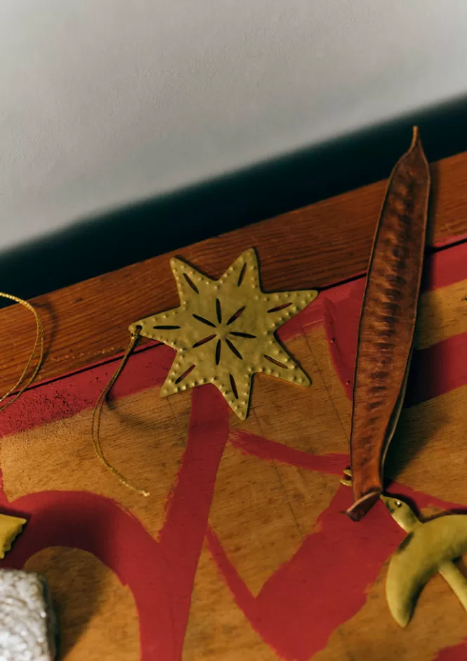 Stella Luminosa in Metallo Martellato - Decorazione Natalizia Artigianale per l'Albero e la Casa, Confezione Regalo Esclusiva (Edizione Festiva a Tiratura Limitata)