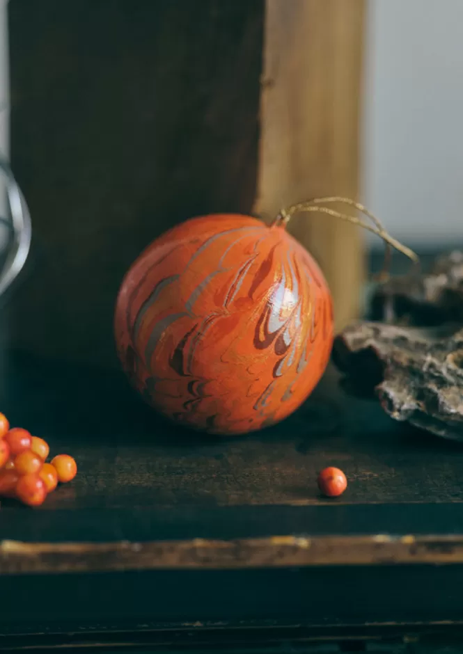 Artigianali Sfere Natalizie Marmorizzate - Decorazioni Uniche per Albero di Natale con Disegni Originali e Colori Festivi