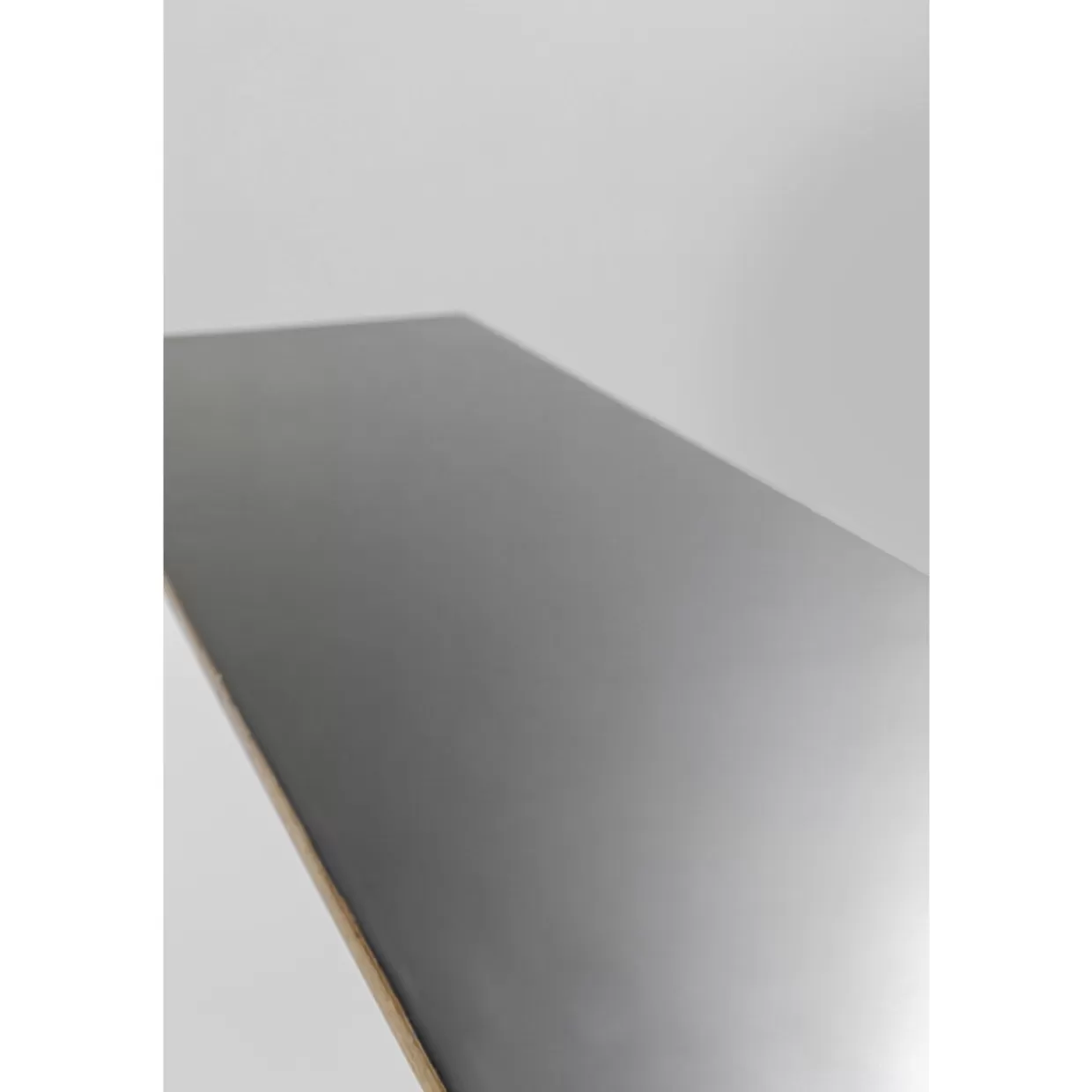 Comò e credenze d'autore con console decorativa - Set da 2 elementi KARE Design 

Espressione raffinata per arredi contemporanei: cassettiera accoppiata a mobile contenitore, completo di mensola ornamentale in stile artistico tedesco.