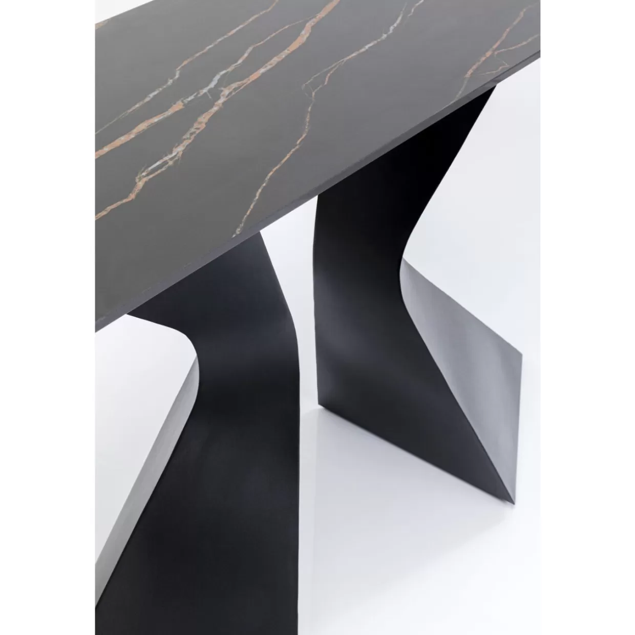 Consolle Moderna Gloria con Ceramica Nero Lucido - KARE Design 
Comò e Credenze Funzionali 
Dimensioni 140x81 cm | Finitura Antracite Elegante
