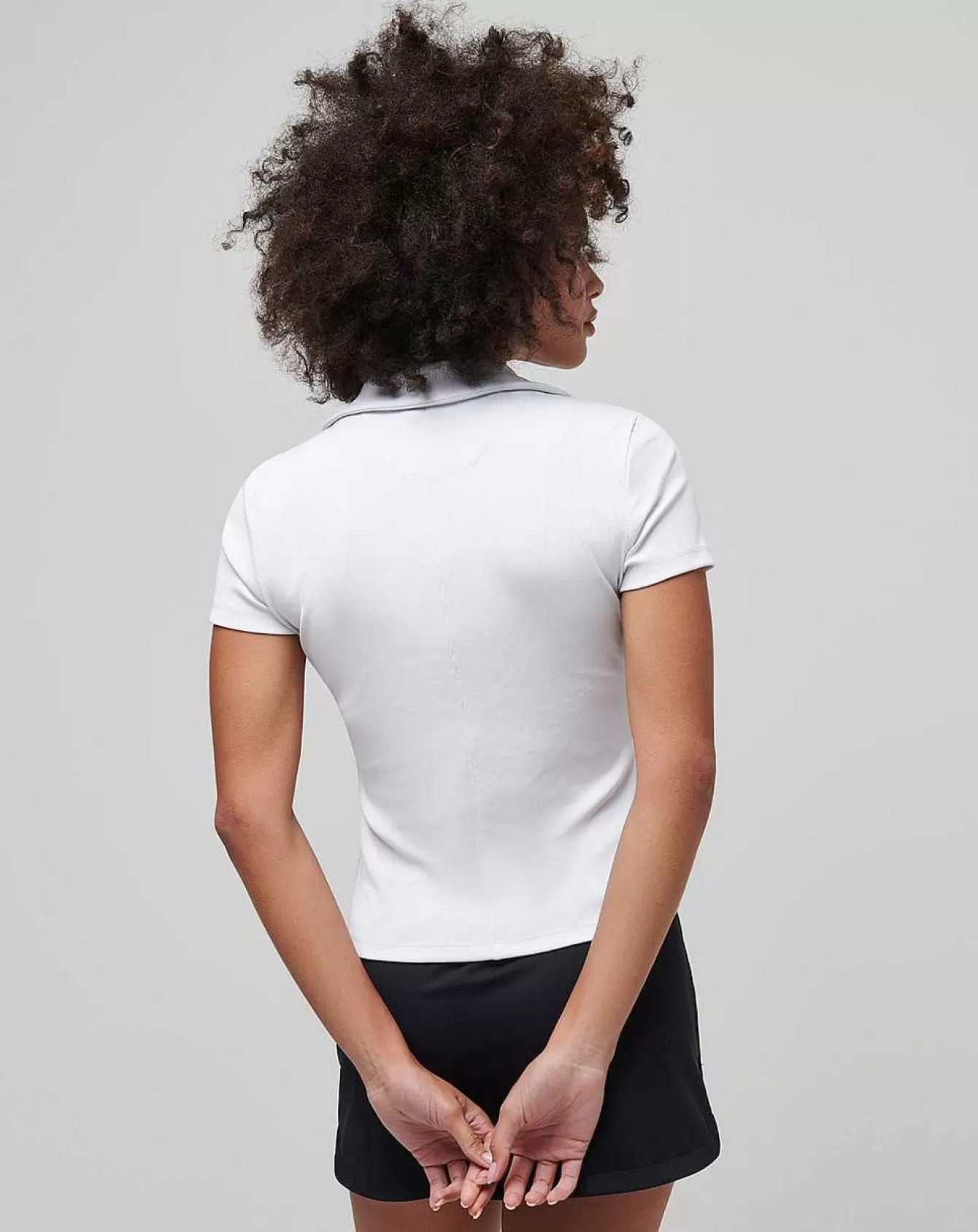 Maglietta Polo con Scollatura a V - Design Moderno e Tessuto Moveknit per Comfort Superiore