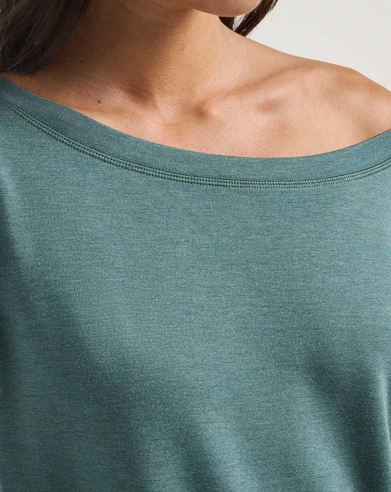 Maglia Elegante in Tessuto Ponte con Scollo a Spalla Scoperta - Stile Portoghese in Promozione Esclusiva