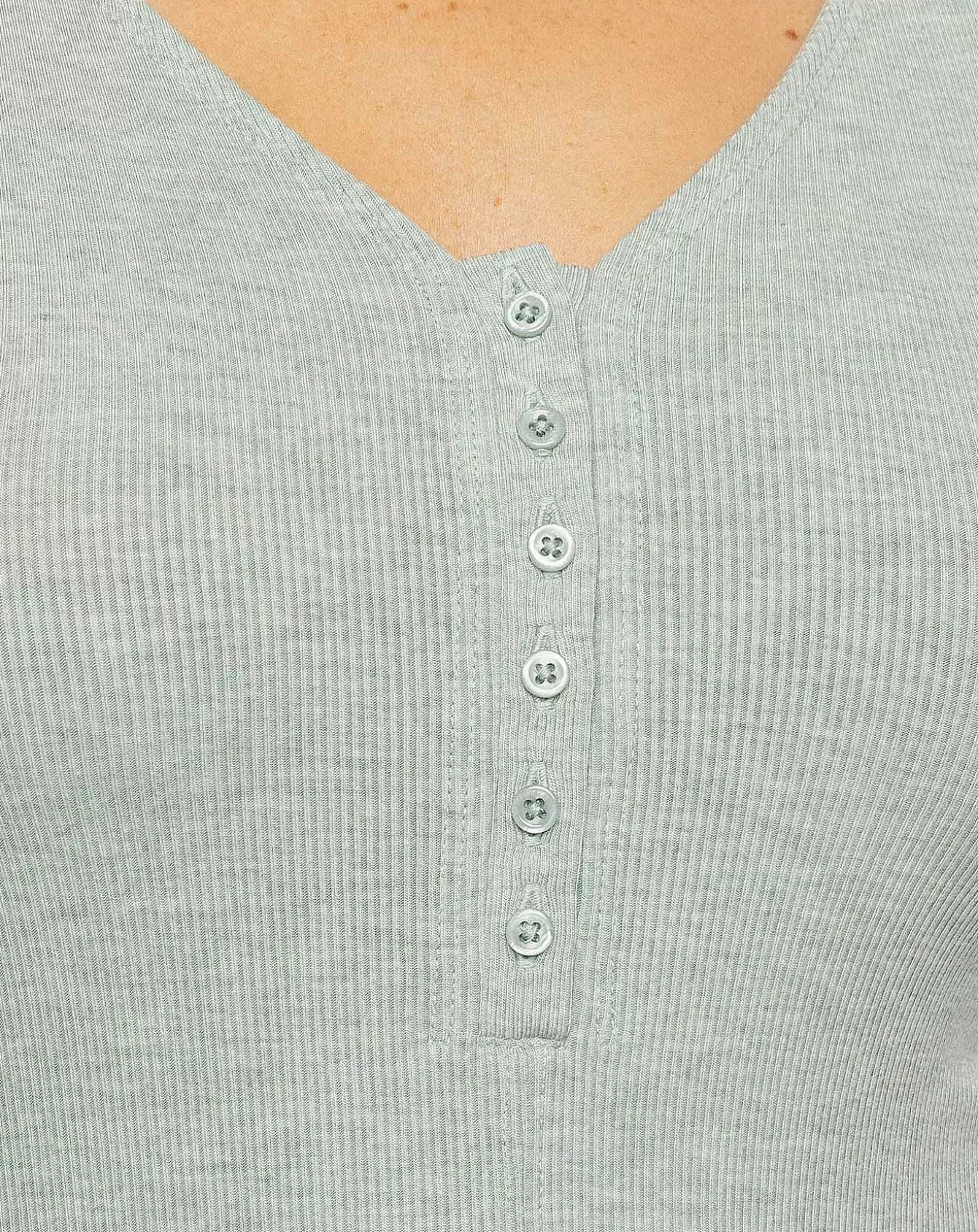 Promozione Magliette Stilose con Scollo a Costine e Design Nuvoloso Brillante