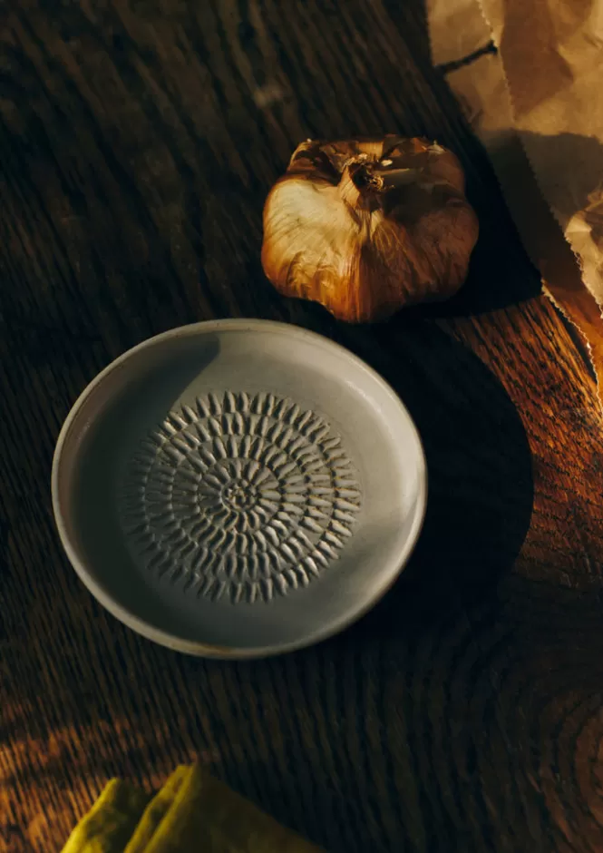 Grattugia Professionale per Aglio in Ceramica - Nuovo Design Elegante Rebecca Williams | Utensile da Cucina Pratico e Duratura, Ideale per Preparazioni Gourmet