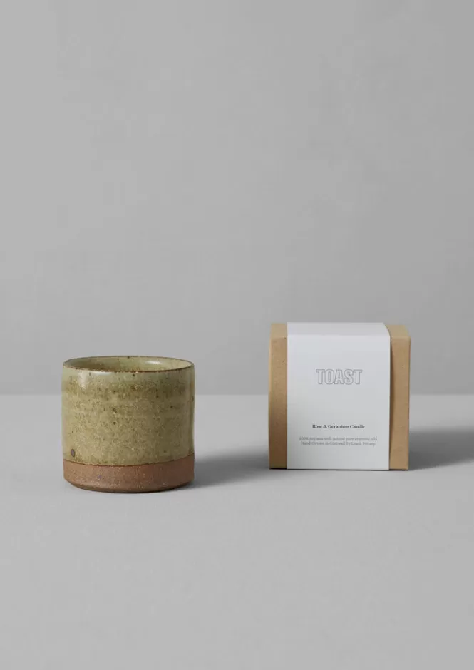 Candele Profumate con Rosa e Geranio - Set Completo con Portacandele Elegante a Prezzo Conveniente  
Delicata Essenza Floreale per Casa e Relax - Candele Artigianali con Note di Geranio e Petali di Rosa  
Perfette per Atmosfere Relax e Aromaterapia - Con Portacandele Coordinato a Design Minimalista
