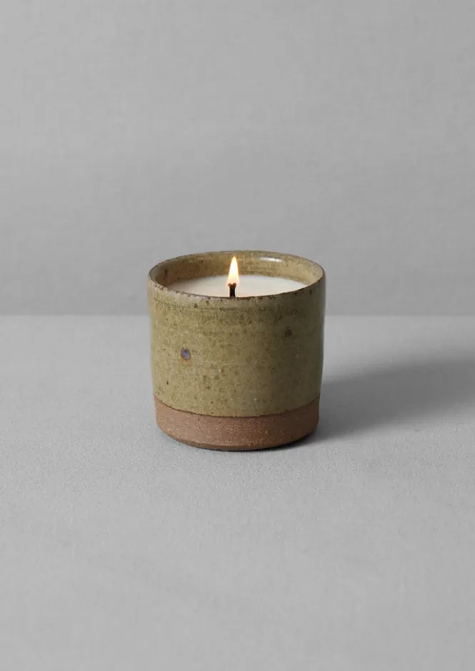 Candele Profumate con Rosa e Geranio - Set Completo con Portacandele Elegante a Prezzo Conveniente  
Delicata Essenza Floreale per Casa e Relax - Candele Artigianali con Note di Geranio e Petali di Rosa  
Perfette per Atmosfere Relax e Aromaterapia - Con Portacandele Coordinato a Design Minimalista