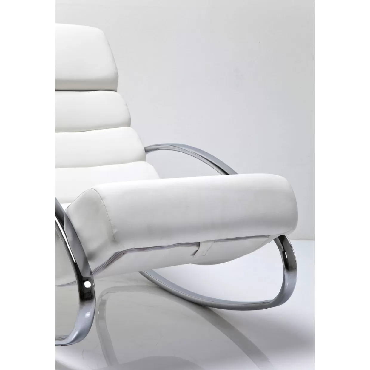 KARE Design Poltrona a Dondolo Manhattan - Soggiorno Moderno con Rivestimento in Bianco Puro