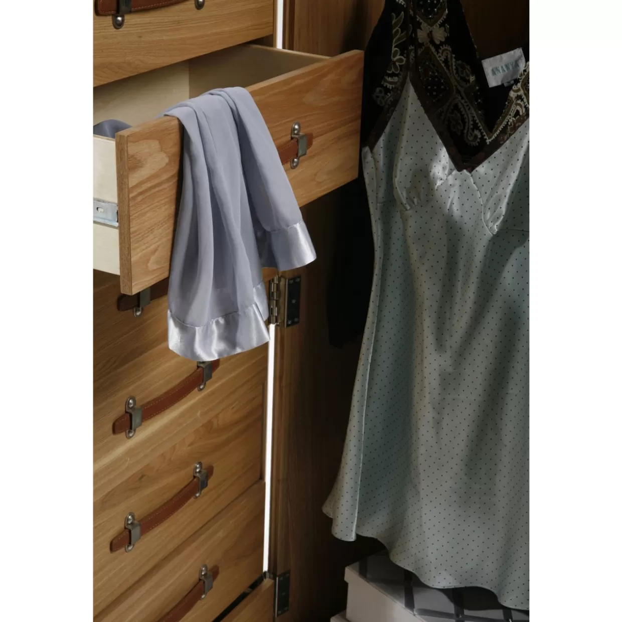KARE Design - Elegante Armadio Valigia in Pelle Bianco Coccodrillo, Stile Cosmopolitan