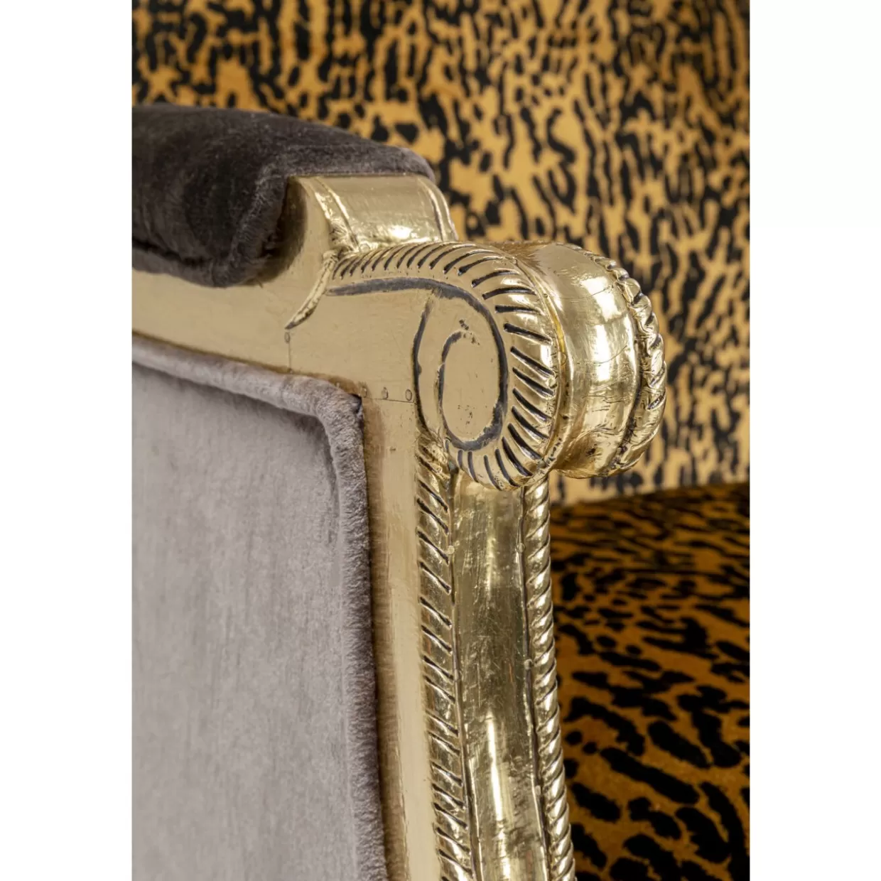 Elegante Poltrona Regency Leo by KARE Design - Rivestimento Premium per Soggiorno Moderno