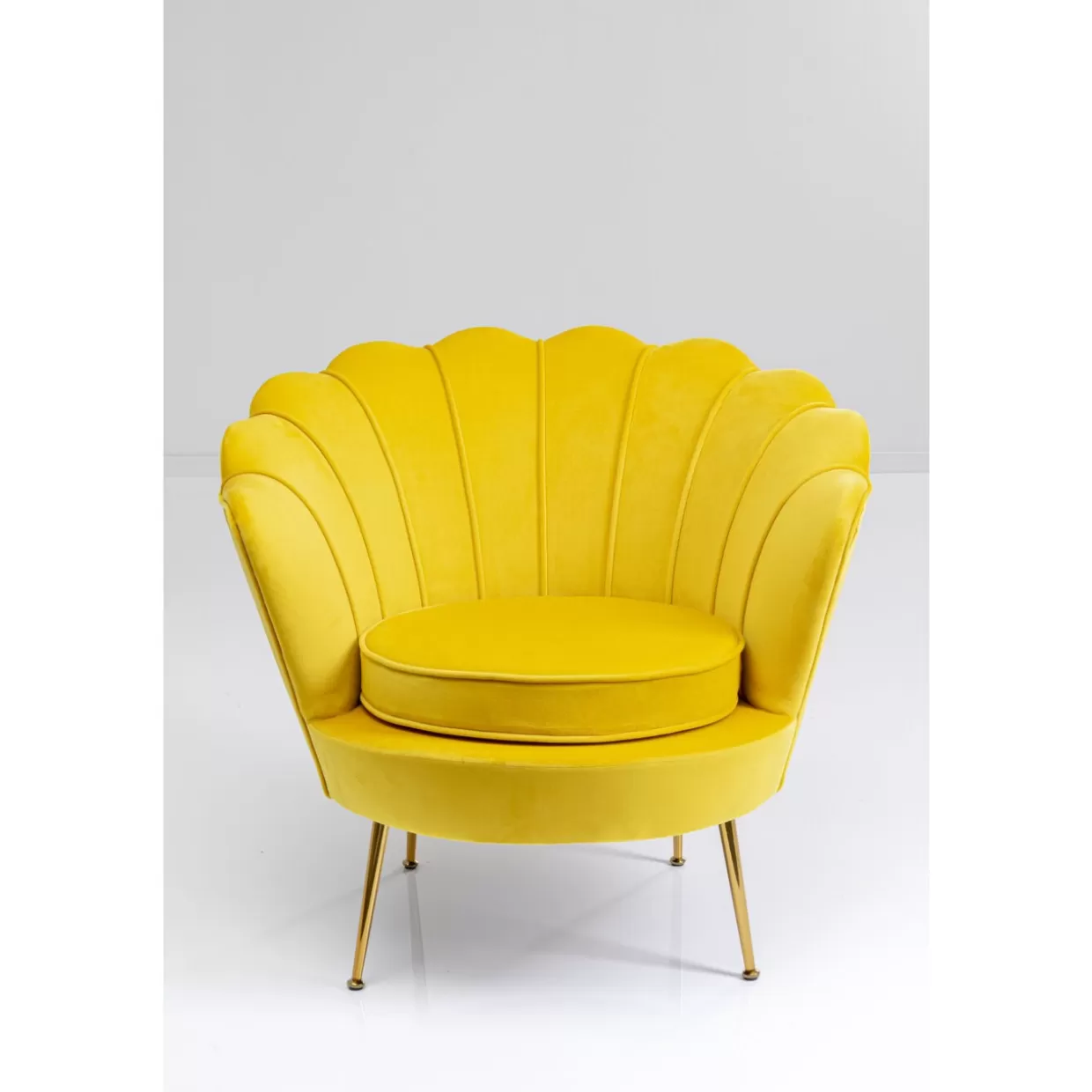 KARE Design - Poltrona Ninfea in Tonalità Zafferano: Comfort Avvolgente con Design a Foglia Moderna