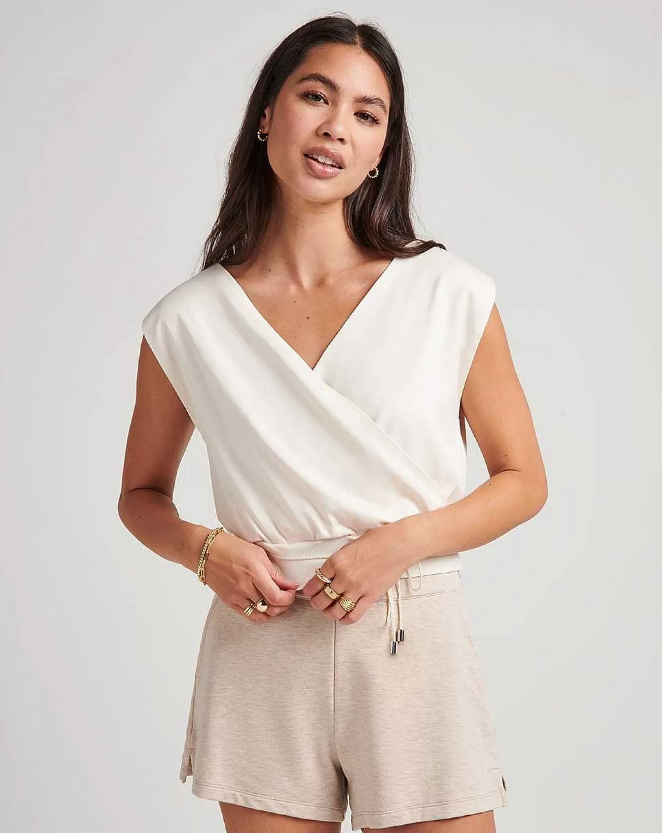 Maglie Stilose e Top Moderni - Collezione Estiva Costa Soleggiata  
Estate 2024: Top Trendy e Maglie Fresche per Look da Spiaggia  
Imperdibili Capi Litoranei - Maglie Leggere & Top Casual  
Collezione Esclusiva Riva del Mare: Abbigliamento Top per Calde Giornate