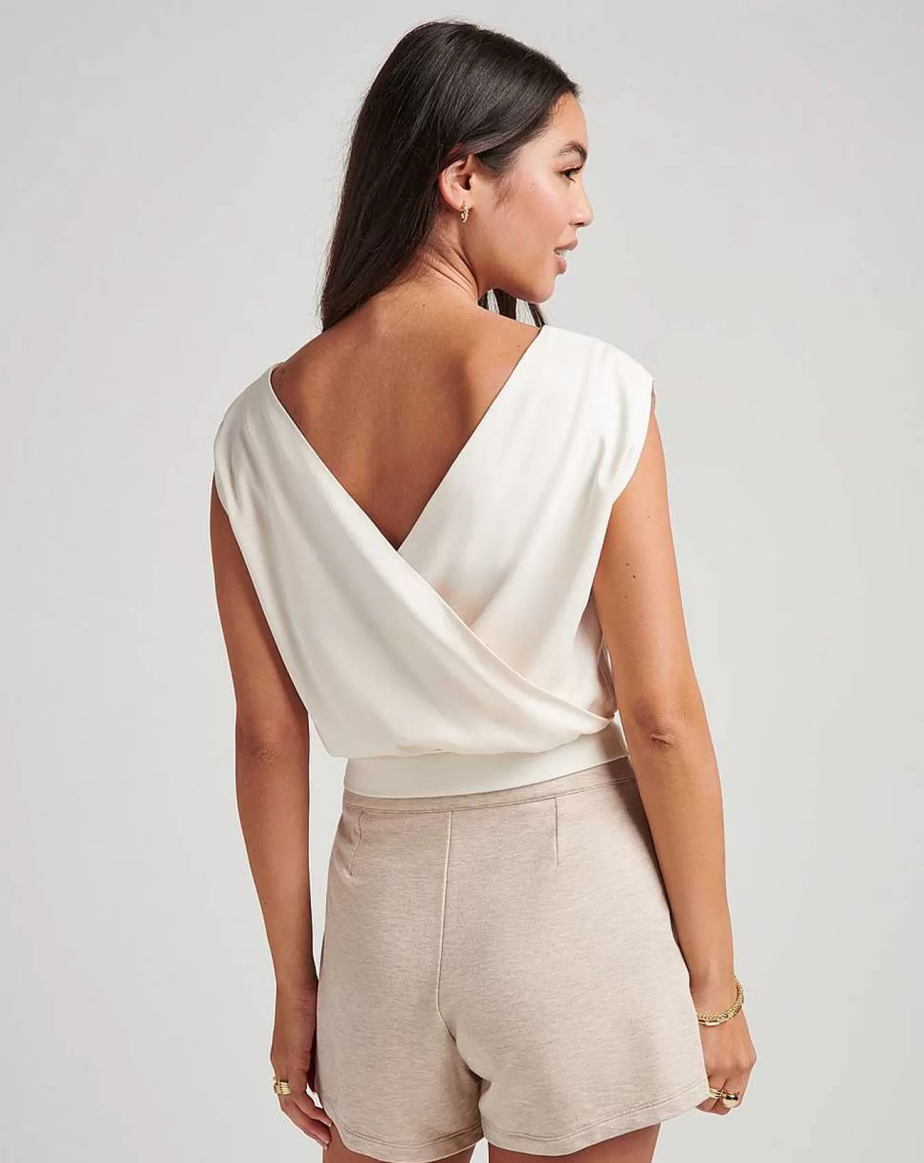 Maglie Stilose e Top Moderni - Collezione Estiva Costa Soleggiata  
Estate 2024: Top Trendy e Maglie Fresche per Look da Spiaggia  
Imperdibili Capi Litoranei - Maglie Leggere & Top Casual  
Collezione Esclusiva Riva del Mare: Abbigliamento Top per Calde Giornate