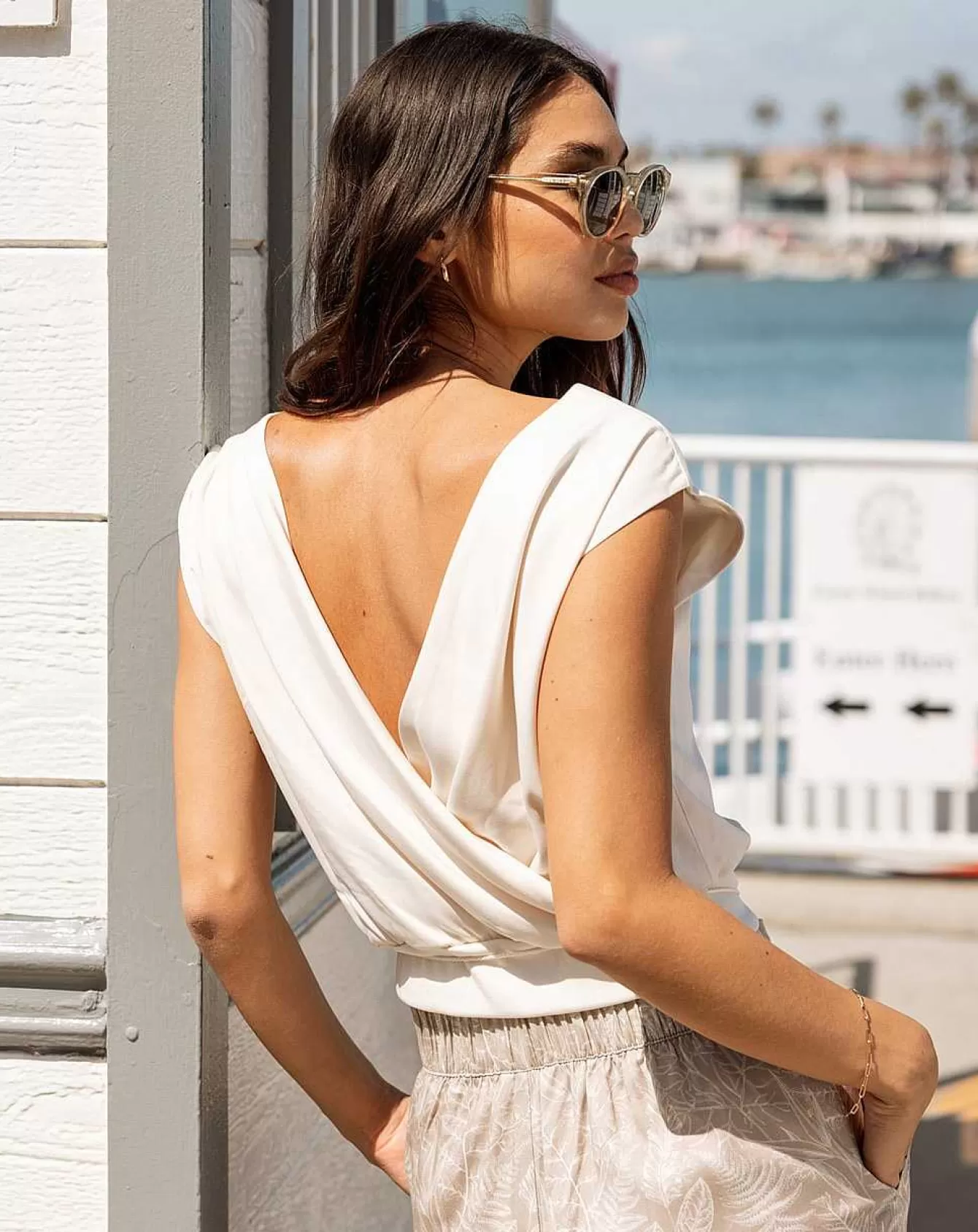 Maglie Stilose e Top Moderni - Collezione Estiva Costa Soleggiata  
Estate 2024: Top Trendy e Maglie Fresche per Look da Spiaggia  
Imperdibili Capi Litoranei - Maglie Leggere & Top Casual  
Collezione Esclusiva Riva del Mare: Abbigliamento Top per Calde Giornate