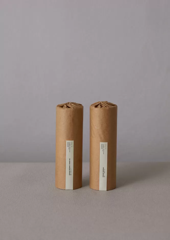 Candela Artigianale in Cera d'Api Skar Organics - Portacandele Elegante con Base Coordinata, Offerta Imperdibile per Casa e Benessere