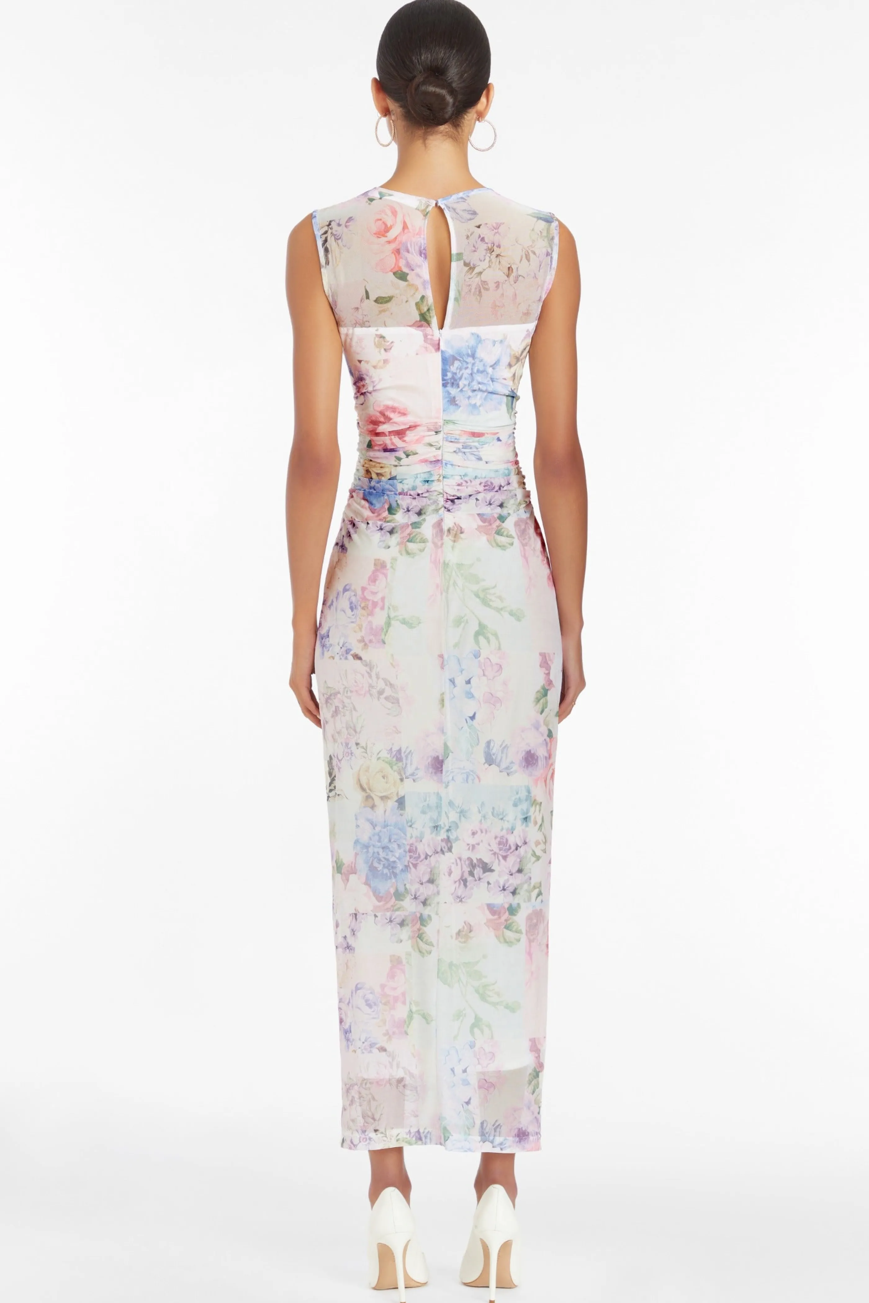 Abito Midi senza Maniche in Trama Lyle di Amanda Uprichard - Design Elegante con Scollo a V e Cintura Coordinata, Stile Minimalista per Occasioni Speciali
