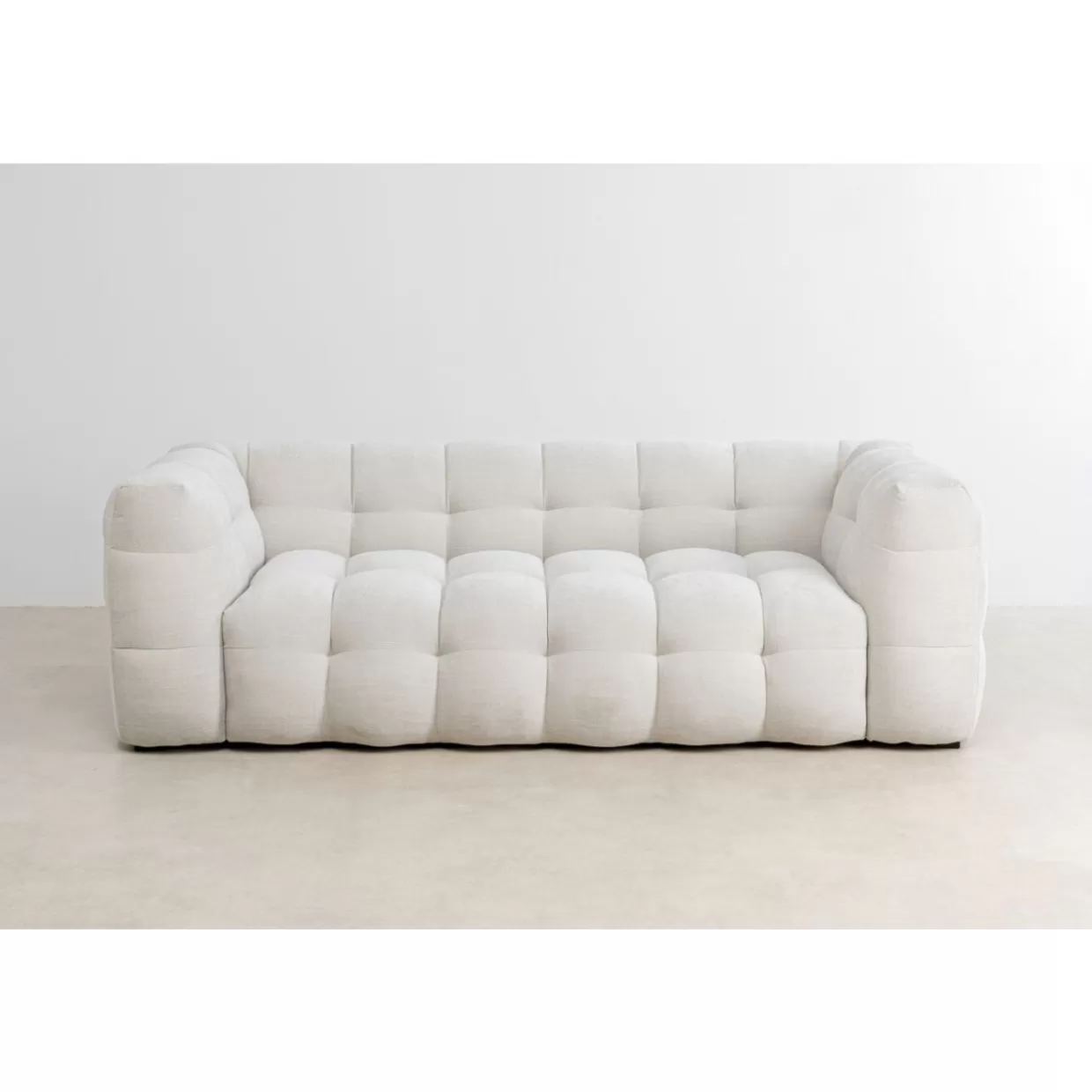Divano Elegante Salamanca 3 Posti in Tonalità Crema · Design Contemporaneo KARE · Confortevole per il tuo soggiorno · Larghezza 240 cm · Arredo Moderno per Salotto