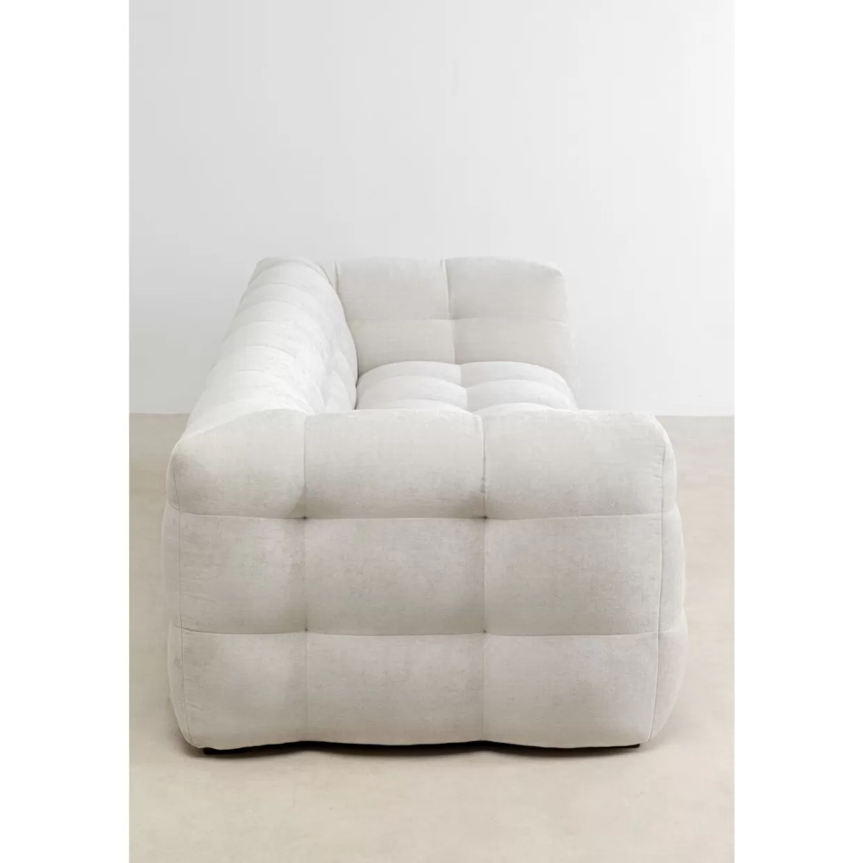 Divano Elegante Salamanca 3 Posti in Tonalità Crema · Design Contemporaneo KARE · Confortevole per il tuo soggiorno · Larghezza 240 cm · Arredo Moderno per Salotto