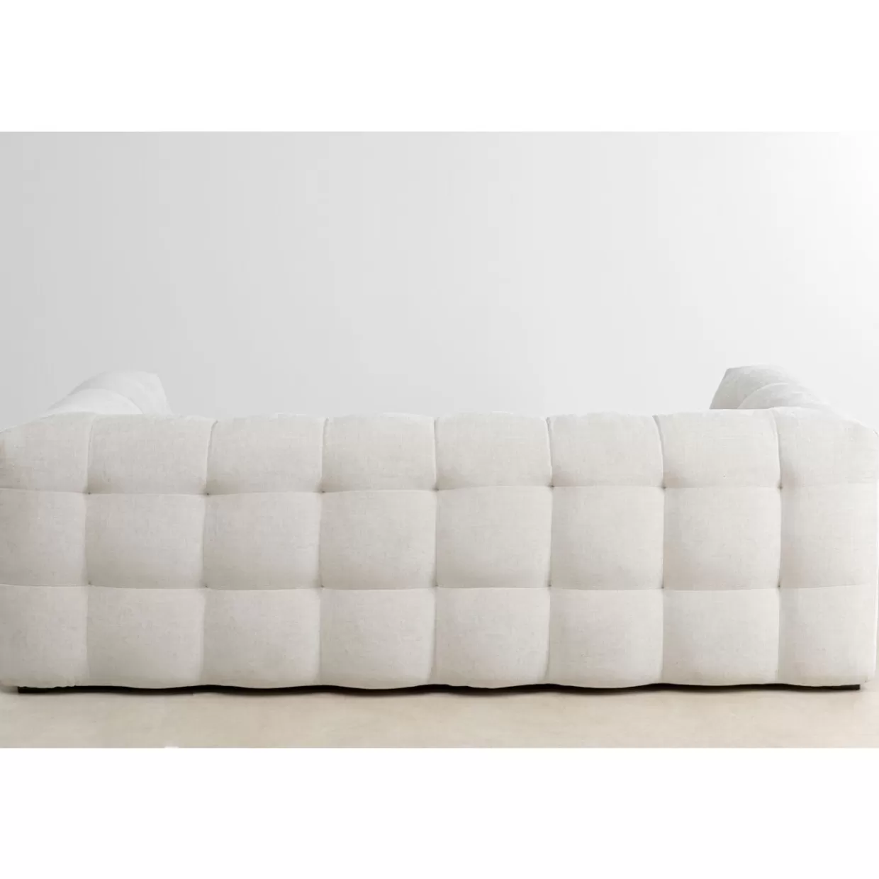 Divano Elegante Salamanca 3 Posti in Tonalità Crema · Design Contemporaneo KARE · Confortevole per il tuo soggiorno · Larghezza 240 cm · Arredo Moderno per Salotto
