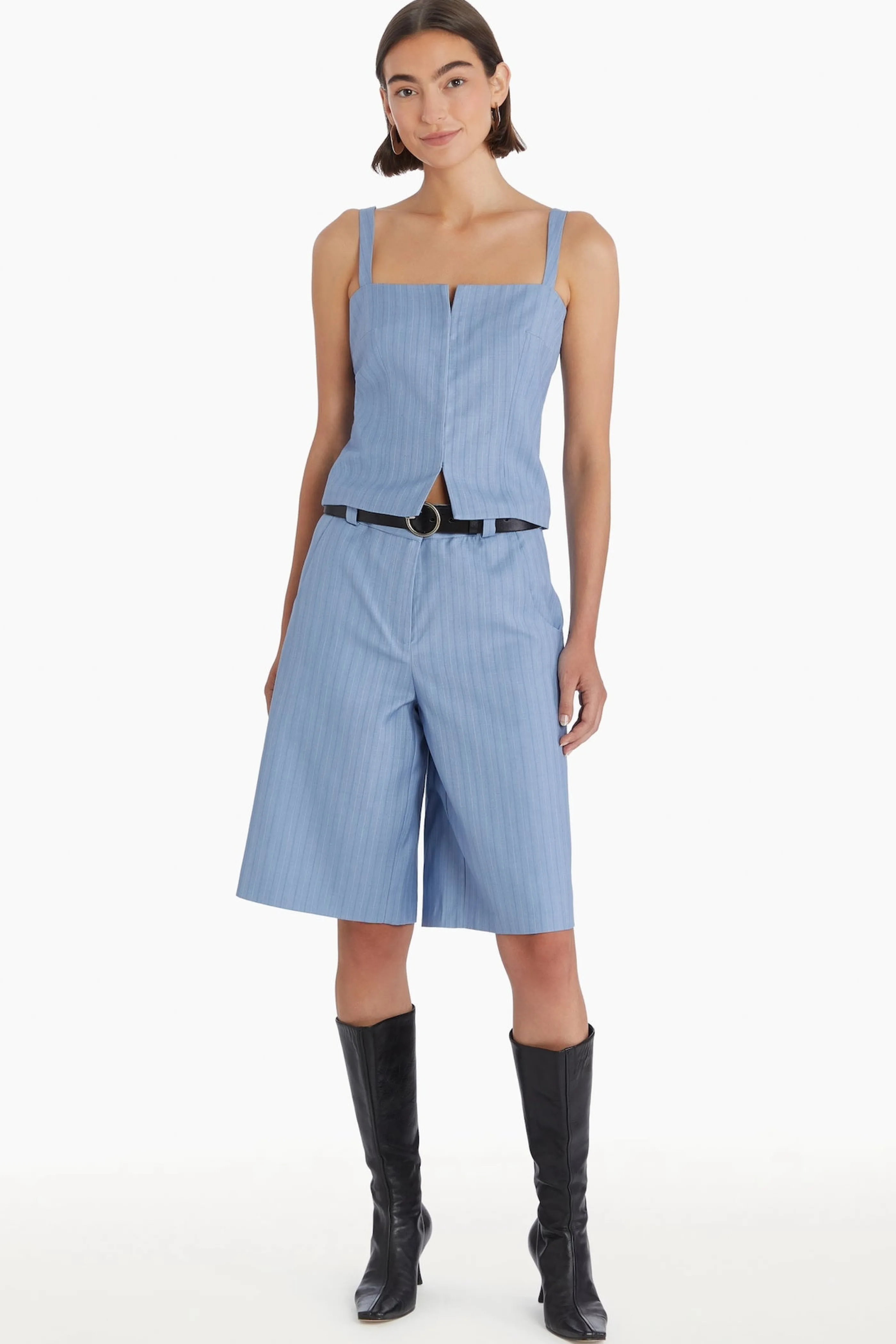 Elegante Maglietta Tisha di Amanda Uprichard - Scollatura a Cuore con Ricami Artigianali per Look Femminile e Raffinato 

(：，)