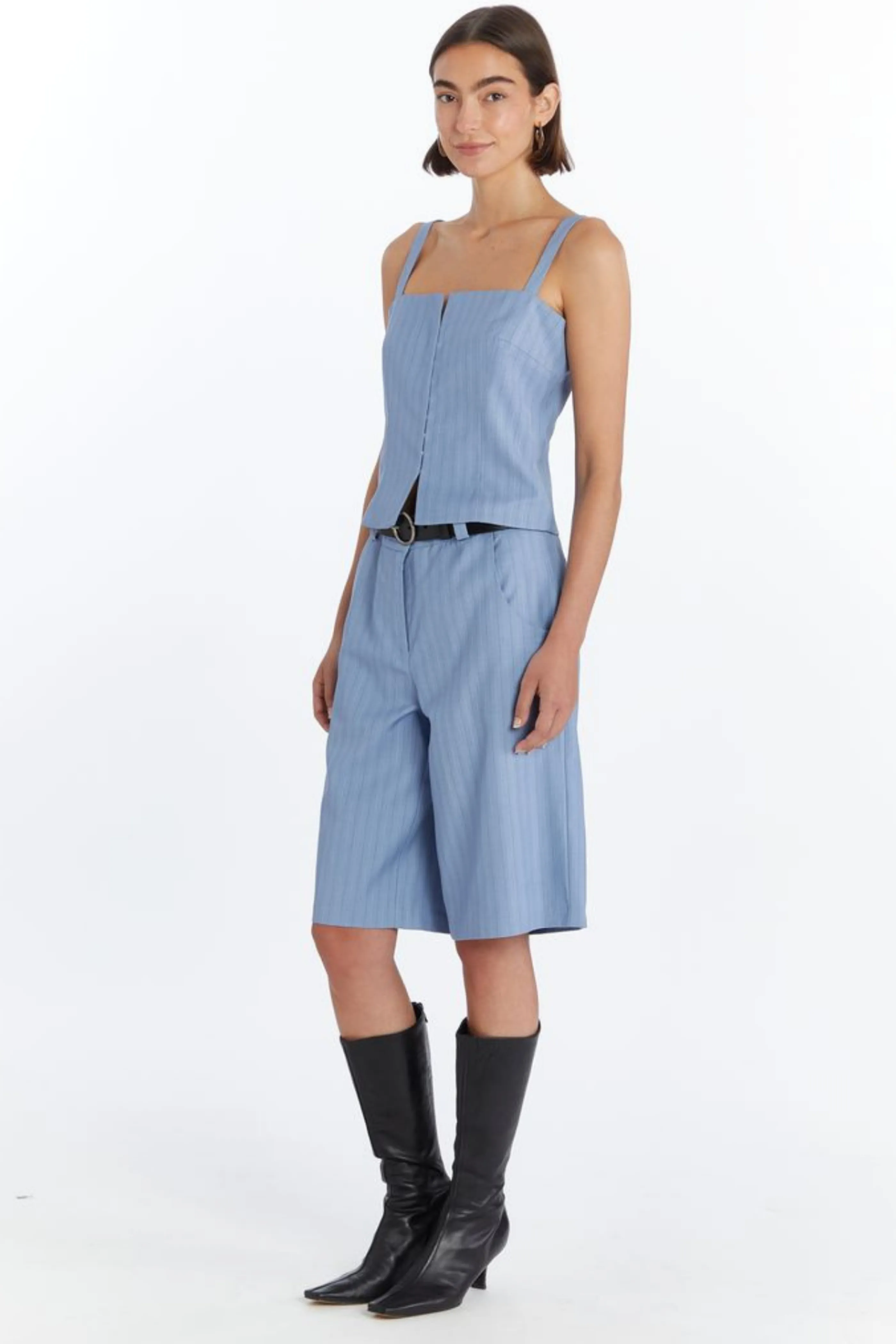 Elegante Maglietta Tisha di Amanda Uprichard - Scollatura a Cuore con Ricami Artigianali per Look Femminile e Raffinato 

(：，)