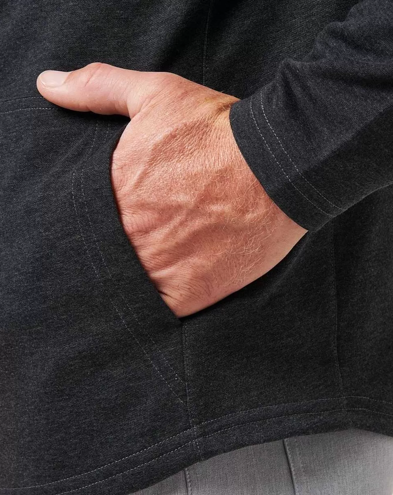Felpe Tecnologiche Avanzate: Top Scelta per Stile e Comfort  
Giacche con Cappuccio Performanti - Innovazione nel Casual Wear  
Modelli Unisex con Tessuti Potenziati - Ideali per Tutto il Giorno