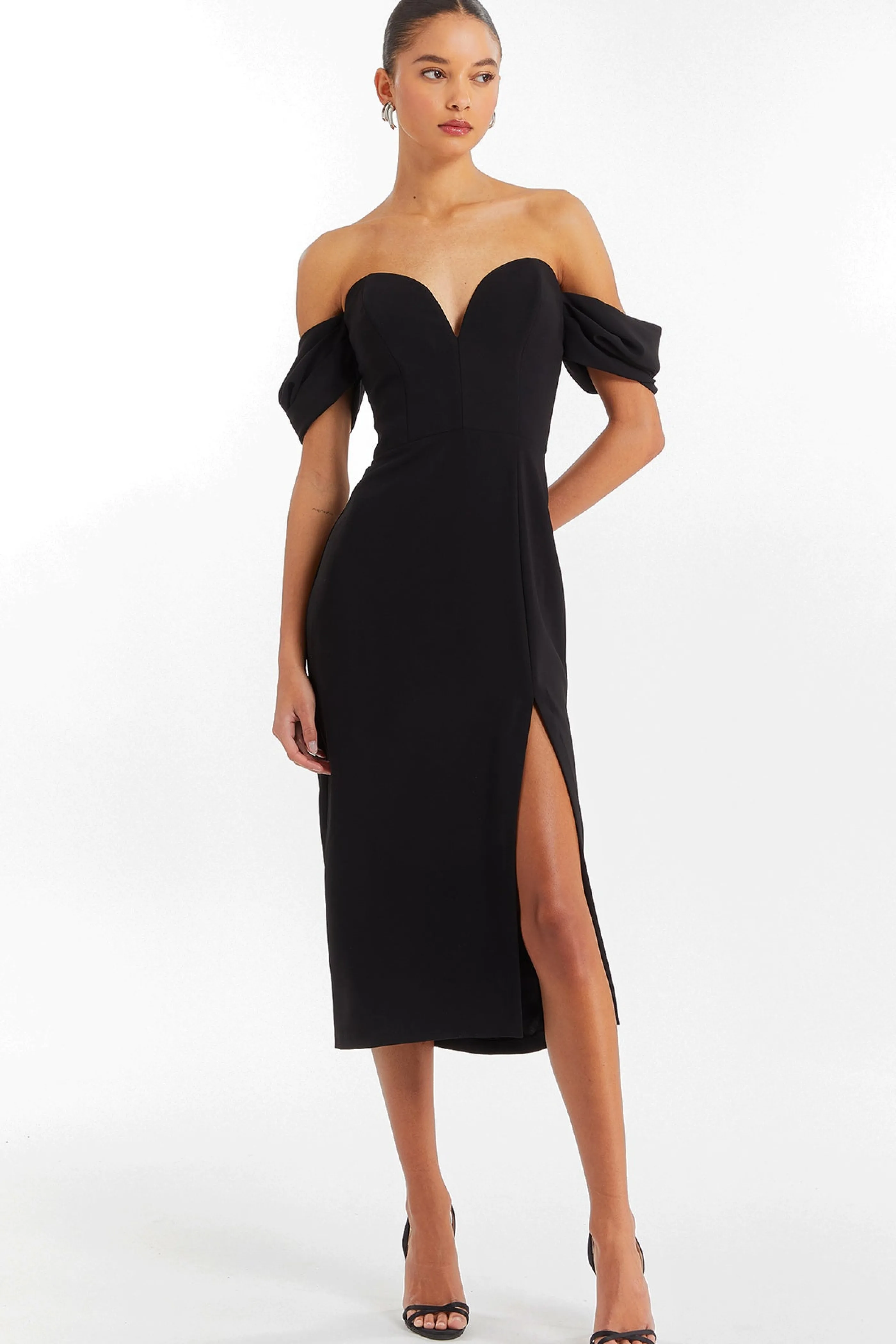 Amanda Uprichard: Abito Victoria in Tessuto Pregiato per Serate Indimenticabili  

Amanda Uprichard | Abito da Sera Victoria con Pizzo e Chiffon – Eleganza senza Tempo  

Abito Victoria di Amanda Uprichard – Linee Sinuose e Dettagli Artigianali per un Look Raffinato  

Abito Serale Victoria by Amanda Uprichard – Stile Femminile con Ricami Dorati e Scollo V-Segreto  

Amanda Uprichard Abito Victoria – Tocco Romantico per Eventi Esclusivi, Disponibile in 3 Colorazioni